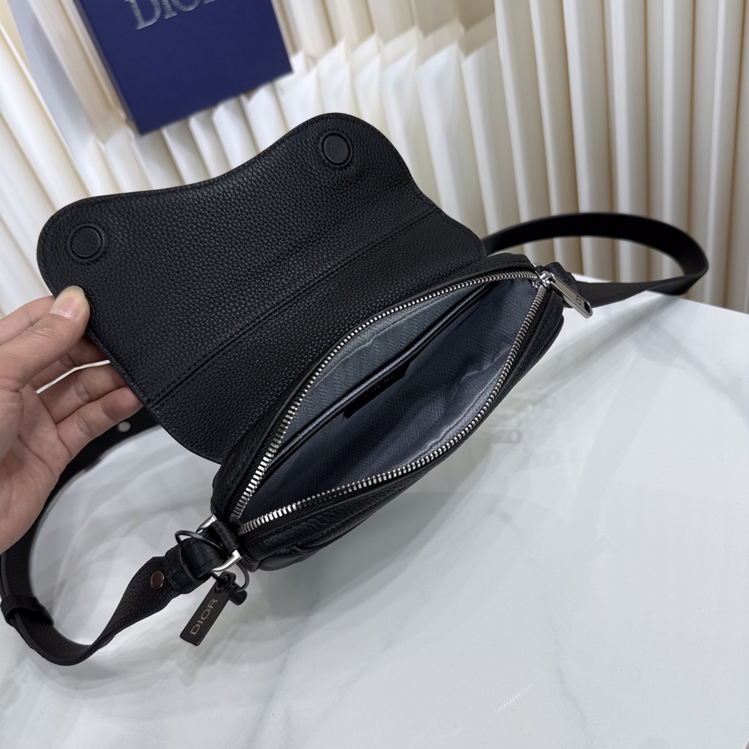 🅿️420【市场最高版本(原单品质)正品打版】
迷你马鞍包
黑色 Dior Icons 牛皮革
编号: 2ADCA543KEN_H00N
这款马鞍包于迪奥二零二五夏季男装系列发布秀上精彩亮相,以现代结构重新诠释经典设计。黑色 Dior Icons 牛皮革材质,经典的磁性翻盖搭配隐藏式拉链开合提升格调,彰显 Dior 工坊的精湛工艺。内部里料饰以人字形图案,设有大号隔层和插袋,可收纳各种日常用品。迷你款式,搭配可调节、可拆卸的皮革肩带,可手提、肩背或斜挎。
主体:牛皮革
里料:棉
主隔层搭配马鞍翻盖
内部插袋
磁性翻盖开合搭配隐藏式拉链
可调节、可拆卸的皮革肩带
正面饰以复古银色饰面铜合金 Dior 标志
内部饰有 Dior 压花标志
内含防尘袋
尺寸:19.5 x 15 x 5.5 厘米(长 x 高 x 宽)
主隔层可收纳 2 部手机
肩带长度:103 - 127 厘米
肩带顶端至手袋顶端长度:46 - 59 厘米