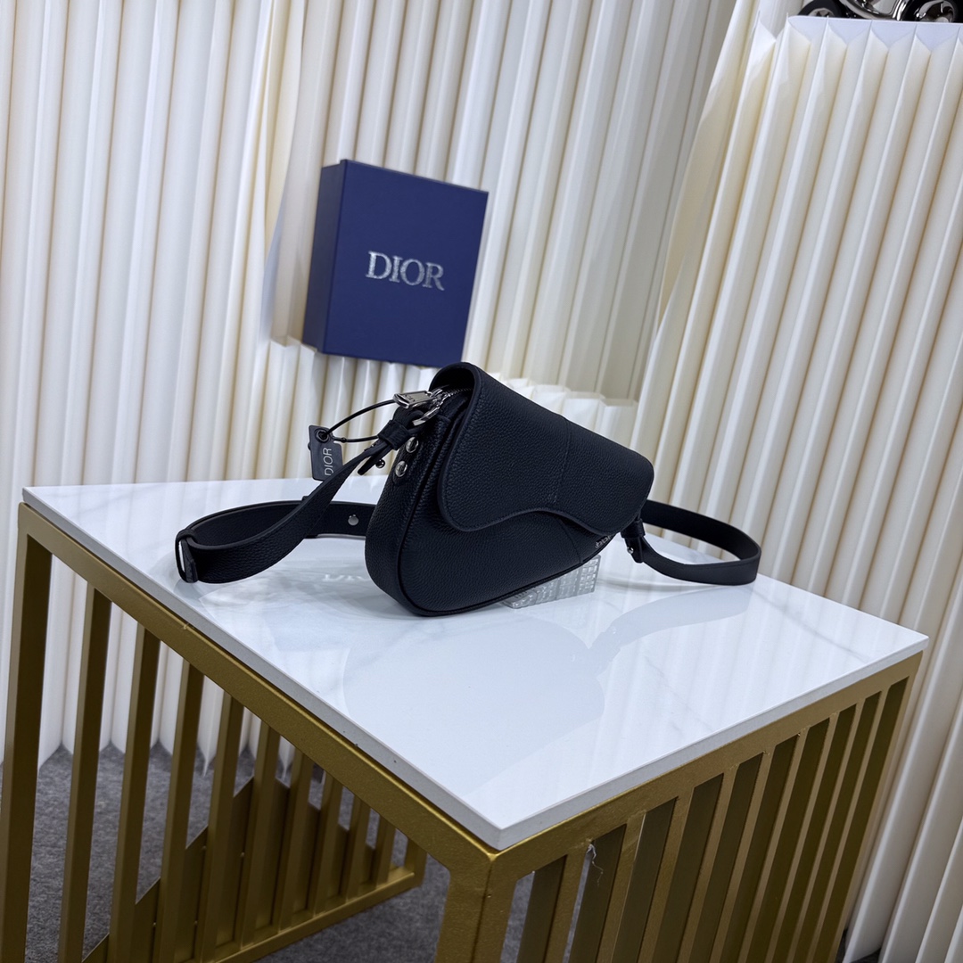 🅿️420【市场最高版本(原单品质)正品打版】
迷你马鞍包
黑色 Dior Icons 牛皮革
编号: 2ADCA543KEN_H00N
这款马鞍包于迪奥二零二五夏季男装系列发布秀上精彩亮相,以现代结构重新诠释经典设计。黑色 Dior Icons 牛皮革材质,经典的磁性翻盖搭配隐藏式拉链开合提升格调,彰显 Dior 工坊的精湛工艺。内部里料饰以人字形图案,设有大号隔层和插袋,可收纳各种日常用品。迷你款式,搭配可调节、可拆卸的皮革肩带,可手提、肩背或斜挎。
主体:牛皮革
里料:棉
主隔层搭配马鞍翻盖
内部插袋
磁性翻盖开合搭配隐藏式拉链
可调节、可拆卸的皮革肩带
正面饰以复古银色饰面铜合金 Dior 标志
内部饰有 Dior 压花标志
内含防尘袋
尺寸:19.5 x 15 x 5.5 厘米(长 x 高 x 宽)
主隔层可收纳 2 部手机
肩带长度:103 - 127 厘米
肩带顶端至手袋顶端长度:46 - 59 厘米