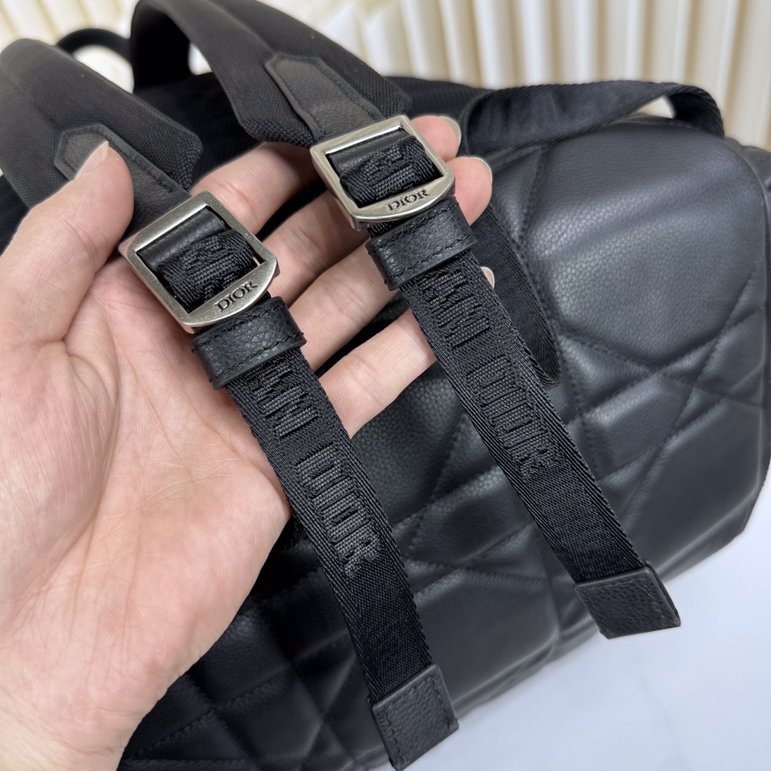 🅿️750【市场最高版本(原单品质)正品打版】
这款双肩背包是二零二四冬季男装系列新品,将现代风格与高订精神融为一体,醒目时尚。采用黑色牛皮革等材质精心制作,饰以加大藤格纹图案,焕新演绎 Dior 经典图案,搭配正面 Dior 标志提升格调。设有一个宽敞的拉链隔层,可收纳各种日常用品,正面口袋和侧面拉链口袋可收纳钱包、钥匙、耳机或手机,便于轻松取用。实用百搭,是各式造型的点睛之笔。
主体:牛皮革,织物
里料:织物,牛皮革
拉链主隔层
内部扁平电脑隔层
正面拉链口袋
两个侧面拉链口袋
皮革顶部手柄
可调节加垫肩带
背部采用加垫网眼织物,饰以 Dior 标志
正面饰以复古银色饰面黄铜 Dior 标志
内部饰有 Dior 压花标志
尺寸:41.5 x 46 x 22 厘米
编号: 1ESBA220MNE_H00N