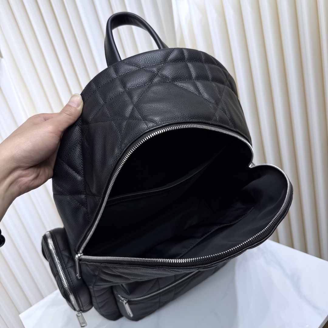 🅿️750【市场最高版本(原单品质)正品打版】
这款双肩背包是二零二四冬季男装系列新品,将现代风格与高订精神融为一体,醒目时尚。采用黑色牛皮革等材质精心制作,饰以加大藤格纹图案,焕新演绎 Dior 经典图案,搭配正面 Dior 标志提升格调。设有一个宽敞的拉链隔层,可收纳各种日常用品,正面口袋和侧面拉链口袋可收纳钱包、钥匙、耳机或手机,便于轻松取用。实用百搭,是各式造型的点睛之笔。
主体:牛皮革,织物
里料:织物,牛皮革
拉链主隔层
内部扁平电脑隔层
正面拉链口袋
两个侧面拉链口袋
皮革顶部手柄
可调节加垫肩带
背部采用加垫网眼织物,饰以 Dior 标志
正面饰以复古银色饰面黄铜 Dior 标志
内部饰有 Dior 压花标志
尺寸:41.5 x 46 x 22 厘米
编号: 1ESBA220MNE_H00N