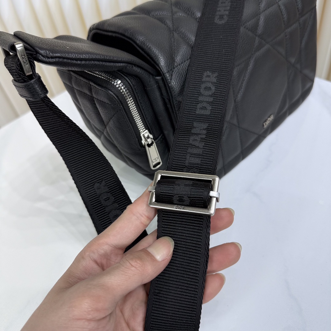🅿️520【市场最高版本(原单品质)正品打版】
这款 新品相机包是一款兼具现代魅力的实用作品。它采用黑色Maxicannage小牛皮制成,再现了品牌的经典图案,翻盖上饰有 ior标志。大隔层和侧拉链口袋可让您随身携带所有必需品。可调节肩带让您可以将这款配饰肩背或斜挎。主要面料成分:小牛皮和科技面料科技面料和小牛皮衬里带磁性翻盖的主隔层内部插袋
2个带拉链的侧袋背面插袋
可调节尼龙提花肩带,饰有ChristianDior标志正面饰有黄铜Dior标志,仿古银色饰面内部压印 Dior签名含保护袋意大利制造
主隔层的尺寸适合放置手机、卡夹和太阳镜。侧袋尺寸适合放置无线耳机
编号:1ESME179MNE_H00N
尺寸:31 x15 x15 厘米(长x高x宽)