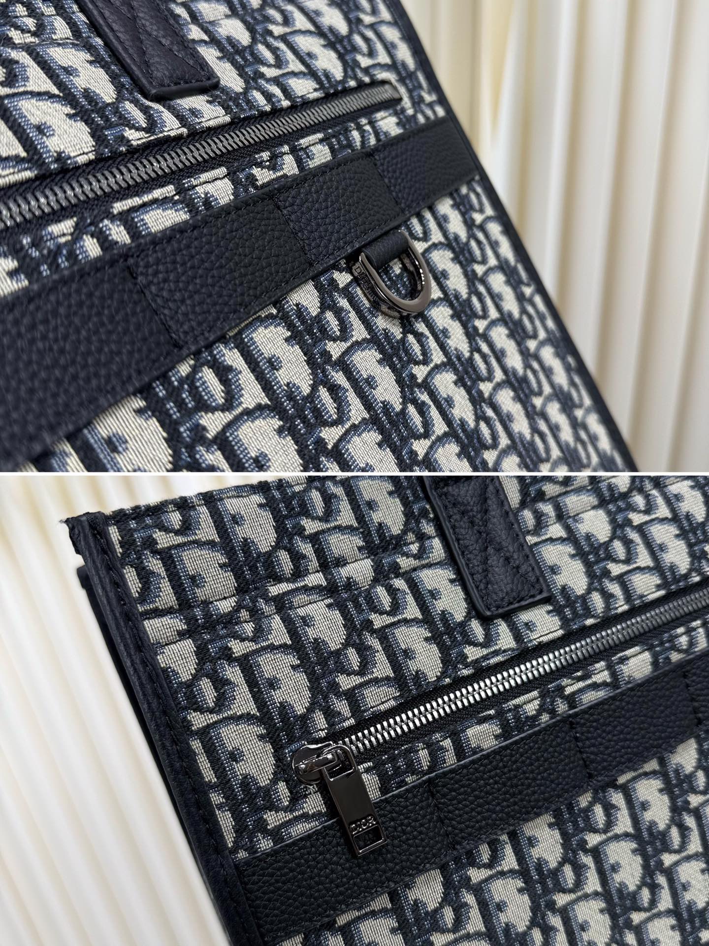 🅿️470 【市场最高版本】这款 Safari 手袋是二零二三秋季新品,兼具高雅风范与实用功能。采用米色 Oblique 印花面料精心制作,饰以同色调粒面牛皮革装饰提升格调,正面点缀以 Dior 标志。宽敞的隔层和正面拉链口袋可收纳各种日常用品,皮革带和 D 形饰环可悬挂各种配饰或 AirPods Pro 耳机套。皮革顶部手柄更显精致,可手提或肩背。
米色 Oblique 印花面料和粒面牛皮革
正面饰以 Dior 标志
内侧饰以 Dior 标志
皮革手柄
正面拉链口袋搭配皮革饰带和 D 形饰环,可悬挂各种配饰
内部笔记本电脑隔层
内含防尘袋
意大利制造
杏号: 1ESSH224YKY#(米色提花)
尺寸:39 x 35 x 11 厘米(长 x 高 x 宽)