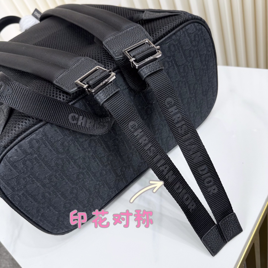 🅿️520 【市场最高版本,欢迎对比】
MOTION背包
黑灰色&黑色Dior Oblique提花&黑色颗粒小牛皮
商品号:1ESBA138YKY_H10E
是智能的配饰Motion背包。简洁的剪影营造出现代气息,黑灰色和黑色Dior Oblique图案增添时尚气质。装饰有黑色颗粒小牛皮装饰的提花材质,采用宽松实用的内饰设计。顶部手柄和背面长度可调的双绗缝表带,可采用两种方式进行演绎。
黑灰色和黑色Dior Oblique提花
正面铂金铜丝DIOR标志
内部DIOR签名压花
颗粒小牛皮皮瓣和滚绳锁
长度可调衬垫尼龙背带
小牛皮顶部手柄
前皮瓣口袋
内部笔记本电脑存储空间
内部补丁口袋
手提袋或单肩包
尺寸:31 x 38 x 11厘米
包括灰尘背
意大利制造