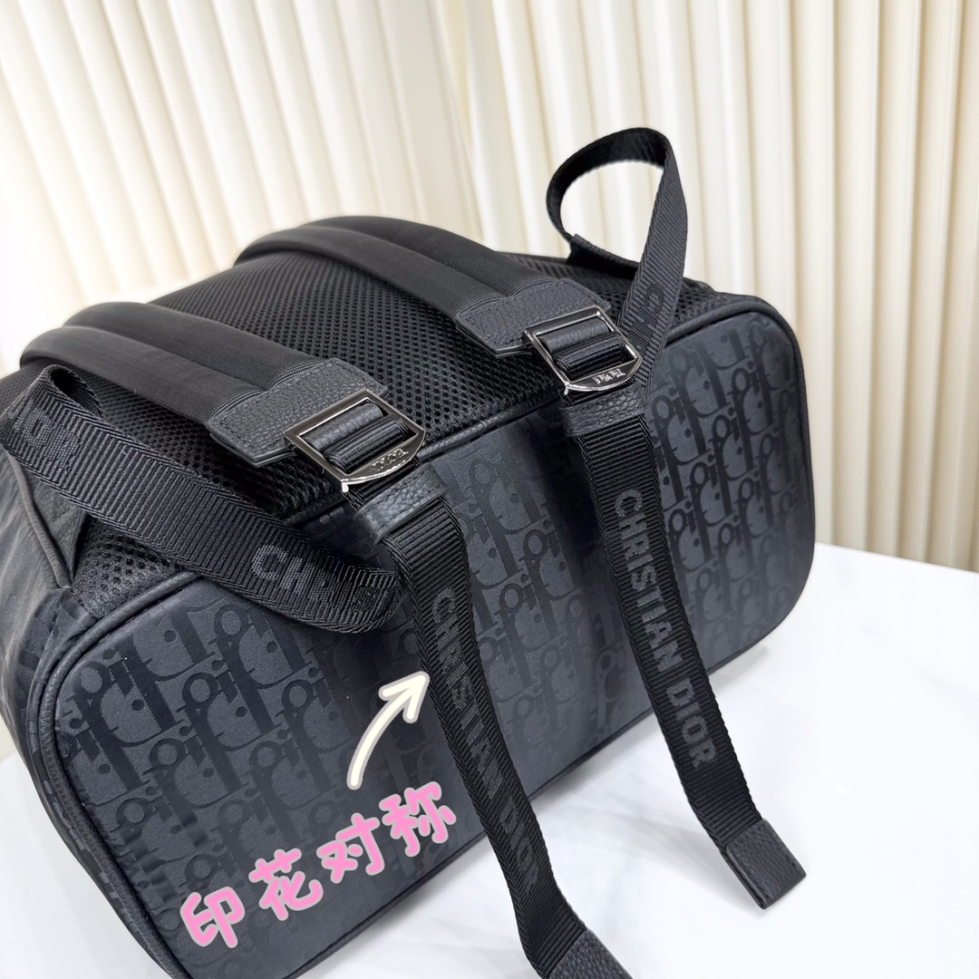 🅿️530 【市场最高版本,欢迎对比】
MOTION背包
黑色Dior Oblique Mirage技术面料&颗粒小牛皮
产品编号:1ESBA138YIH_H03E
是一款智能混合配件Motion双肩包。黑色Dior Oblique Mirage技术面料,外观时尚,设计简约现代。由黑色颗粒小牛皮制成,拥有充足实用的内部收纳空间。优雅实用的单品,采用顶部手柄和可调节的2个衬垫表带,以两种方式携带。
黑色Dior Oblique Mirage技术织物
借助Dior Oblique Mirage,Dior Oblique Mirage在防水技术织物上装饰了Dior Oblique图案,可了解Dior House的诀窍。
该材料已通过全球循环标准(GRS)认证,100%由可再生的上环尼龙纤维制成的ECONYL®纱线制成。
正面铂金铜丝DIOR标志
内部DIOR签名压花
颗粒小牛皮皮瓣和下垂关闭
长度可调衬垫尼龙背带
小牛皮顶部手柄
前皮瓣口袋
内部笔记本电脑存储空间
内部补丁口袋
包括灰尘背
意大利制造
尺寸:31 x 38 x 11厘米
主要收纳空间:15英寸笔记本电脑,可收纳A4文件的尺寸