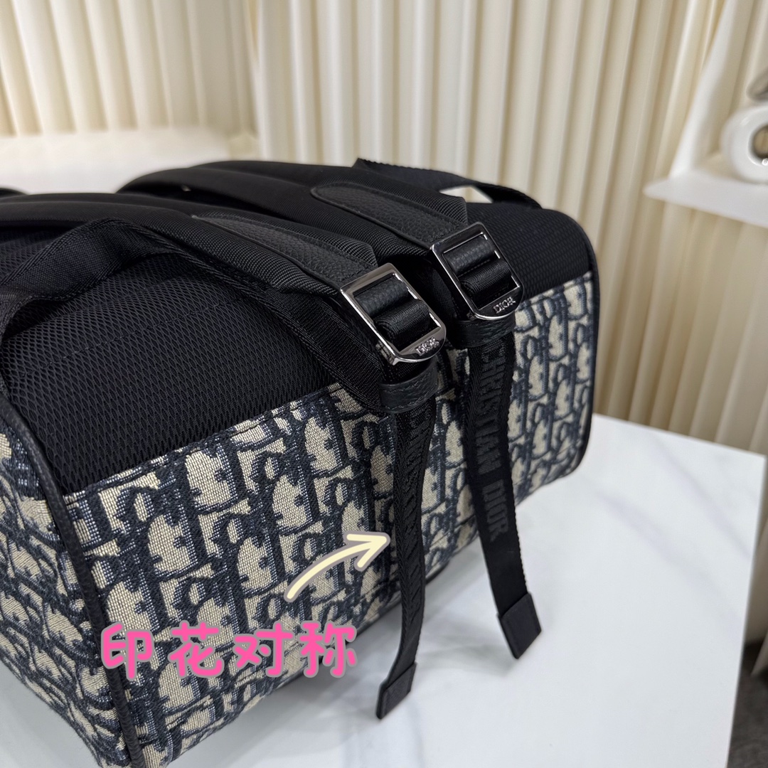 🅿️630【市场最高版本,欢迎对比】
马鞍双肩背包
杏色 Oblique 印花面料和黑色粒面牛皮革
编号: 1ADBA200YKS_H03E
这款马鞍双肩背包是二零二四秋季男装系列新品,采用时尚的原创设计,突显马鞍风格。采用黑色 Oblique 印花面料精心制作,正面饰以同色调粒面牛皮革细节和 Dior 标志。空间宽敞,设有一个隔层,可收纳各种日常用品,正面马鞍翻盖口袋搭配铝扣,可收纳钱包、钥匙、耳机或手机,便于轻松取用。实用百搭,是各式造型的点睛之笔。
尼龙内部
主隔层搭配翻盖和抽绳
内部笔记本电脑扁平隔层
正面翻盖口袋搭配 CD 标志铝扣
皮革手柄
可调节加垫肩带
背部采用加垫网眼织物,饰以 Dior 标志
正面金属覆层黄铜 Dior 标志
内侧饰有 Dior 压花标志
内含防尘袋
意大利制造
尺寸:26.5 x 40 x 15 厘米(长 x 高 x 宽)
主隔层可收纳 1 台 15 英寸笔记本电脑、文件和 1 台平板电脑