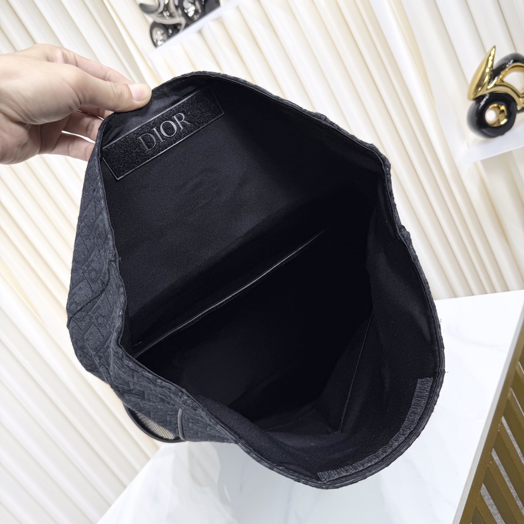 🅿️570【市场最高版本,欢迎对比】
Dior 8 卷顶双肩背包
黑色 Oblique 印花面料
编号: 1ESBA216YKY_H03E
这款 Dior 8 卷顶双肩背包是二零二五春季男装系列新品,时尚且实用。采用黑色 Oblique 印花面料等材质精心制作,搭配带有 Dior 8 搭扣的自扣式翻盖提升格调,正面饰以 Dior 标志。设有宽敞的主隔层、两个插袋以及两个网眼织物侧面口袋,款式实用,可为休闲装扮增添点睛之笔。
主体:棉,科技面料,牛皮革
里料:棉,科技面料,牛皮革
主隔层搭配自扣式翻盖和 Dior 8 搭扣
内部扁平电脑隔层
内部插袋
侧面网眼织物口袋
顶部皮革手柄
可调节加垫肩带
背部采用加垫网眼织物,饰以 Dior 标志
正面饰以金属覆层黄铜 Dior 标志
内部饰有 Dior 压花标志
内含防尘袋
意大利制造
尺寸:39 x 42 x 13 厘米(长 x 高 x 宽)
主隔层可收纳 1 部 15 英寸笔记本电脑、A4 文件和 1 部平板电脑
侧面口袋可收纳各种型号的手机