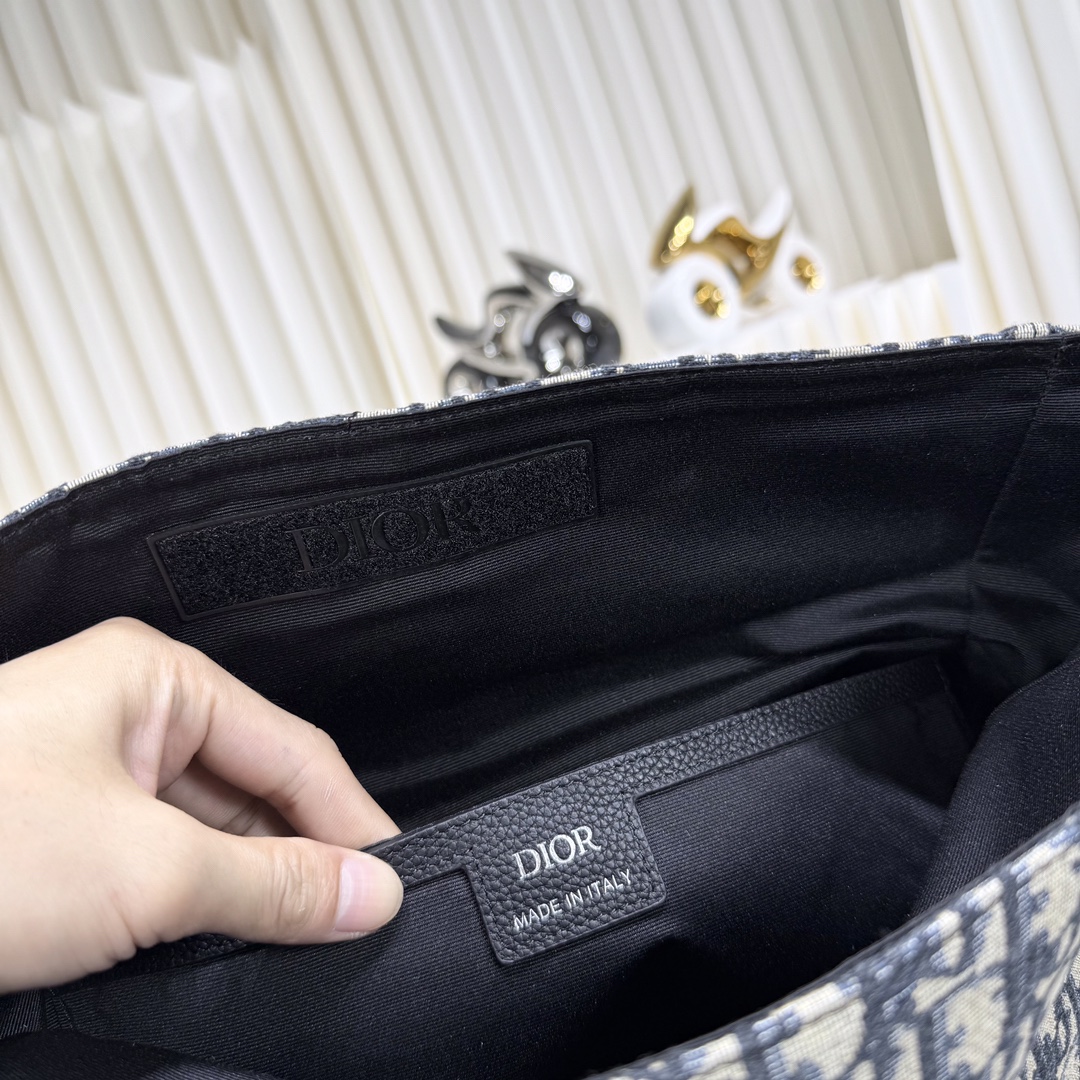 🅿️570【市场最高版本,欢迎对比】
Dior 8 卷顶双肩背包
米色 Oblique 印花面料
编号: 1ESBA216YKY_H03E
这款 Dior 8 卷顶双肩背包是二零二五春季男装系列新品,时尚且实用。采用米色 Oblique 印花面料等材质精心制作,搭配带有 Dior 8 搭扣的自扣式翻盖提升格调,正面饰以 Dior 标志。设有宽敞的主隔层、两个插袋以及两个网眼织物侧面口袋,款式实用,可为休闲装扮增添点睛之笔。
主体:棉,科技面料,牛皮革
里料:棉,科技面料,牛皮革
主隔层搭配自扣式翻盖和 Dior 8 搭扣
内部扁平电脑隔层
内部插袋
侧面网眼织物口袋
顶部皮革手柄
可调节加垫肩带
背部采用加垫网眼织物,饰以 Dior 标志
正面饰以金属覆层黄铜 Dior 标志
内部饰有 Dior 压花标志
内含防尘袋
意大利制造
尺寸:39 x 42 x 13 厘米(长 x 高 x 宽)
主隔层可收纳 1 部 15 英寸笔记本电脑、A4 文件和 1 部平板电脑
侧面口袋可收纳各种型号的手机