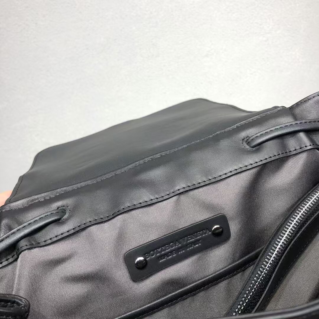🅿️750BottegaVenet意大利奢侈大品牌，男士打蜡牛皮编织双肩背包，经典实用包型，容量感人，出差旅行也是非常适合的，品质做工精致，包的关泽度好，这个款式最让人惊喜的部分是一款中性背包，不仅限于男士，同时女士也可以驾驭，是作为情侣包最好的选择啦！[色][色][耶]✅规格：36-45-15cm。
