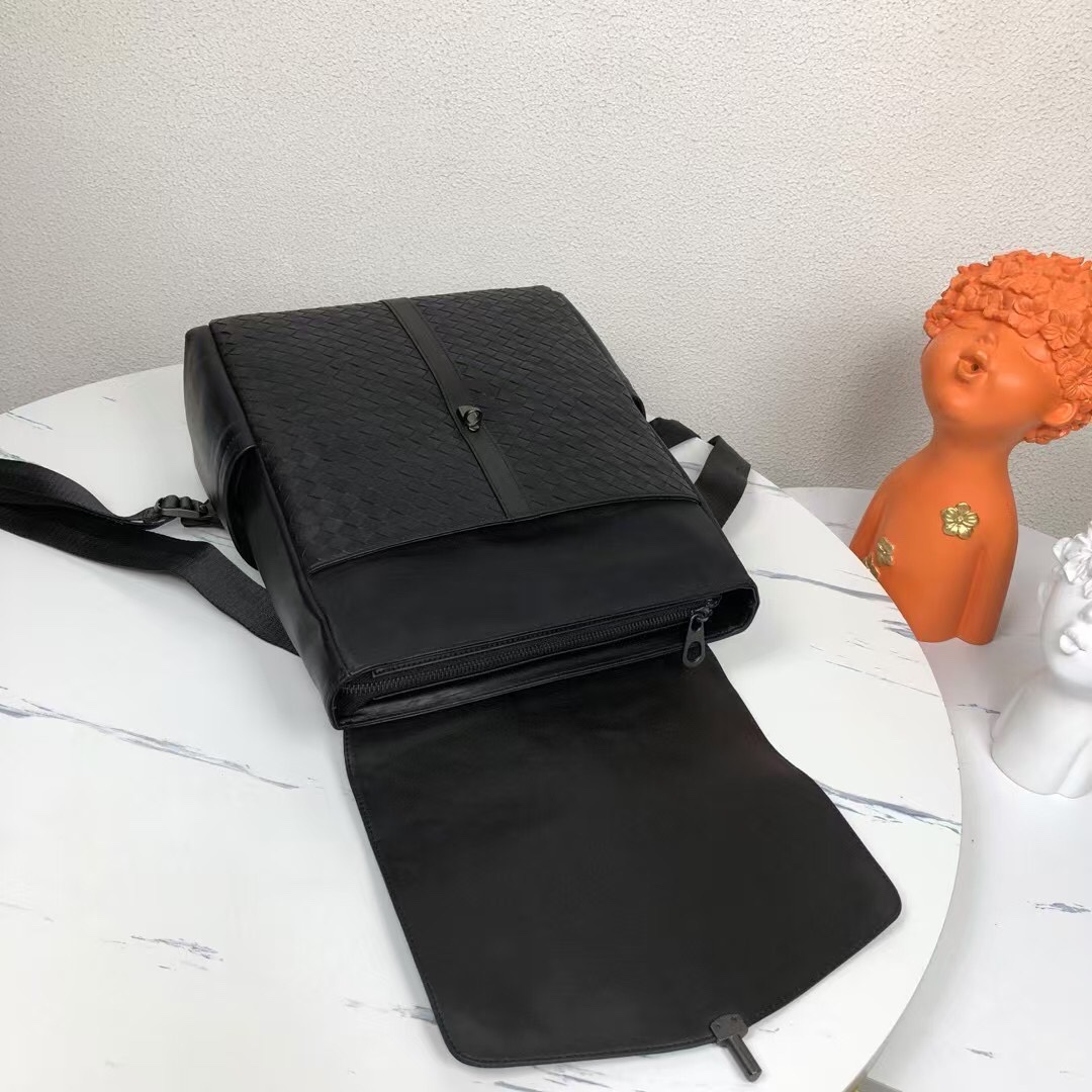🅿️650 BV最新款男士双肩背包😄原单品质 官网同步 采用顶级打腊胎牛皮 手感超赞 专柜原装五金 独特的设计风格 完美至极 细节做工精致 大气中有内涵 高端上档次 高品质😱尺寸：29-40-13cm