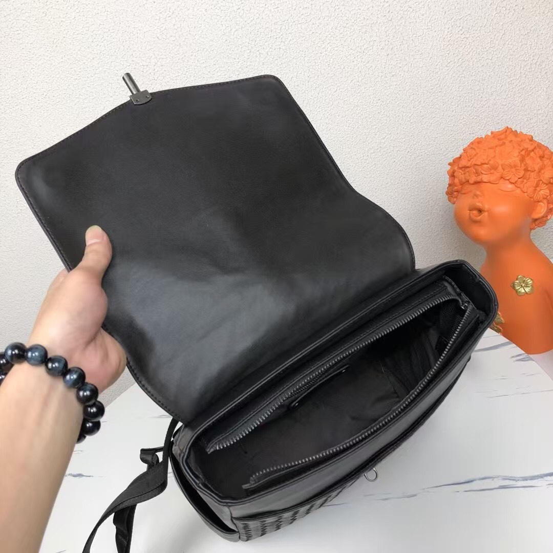 🅿️650 BV最新款男士双肩背包😄原单品质 官网同步 采用顶级打腊胎牛皮 手感超赞 专柜原装五金 独特的设计风格 完美至极 细节做工精致 大气中有内涵 高端上档次 高品质😱尺寸：29-40-13cm
