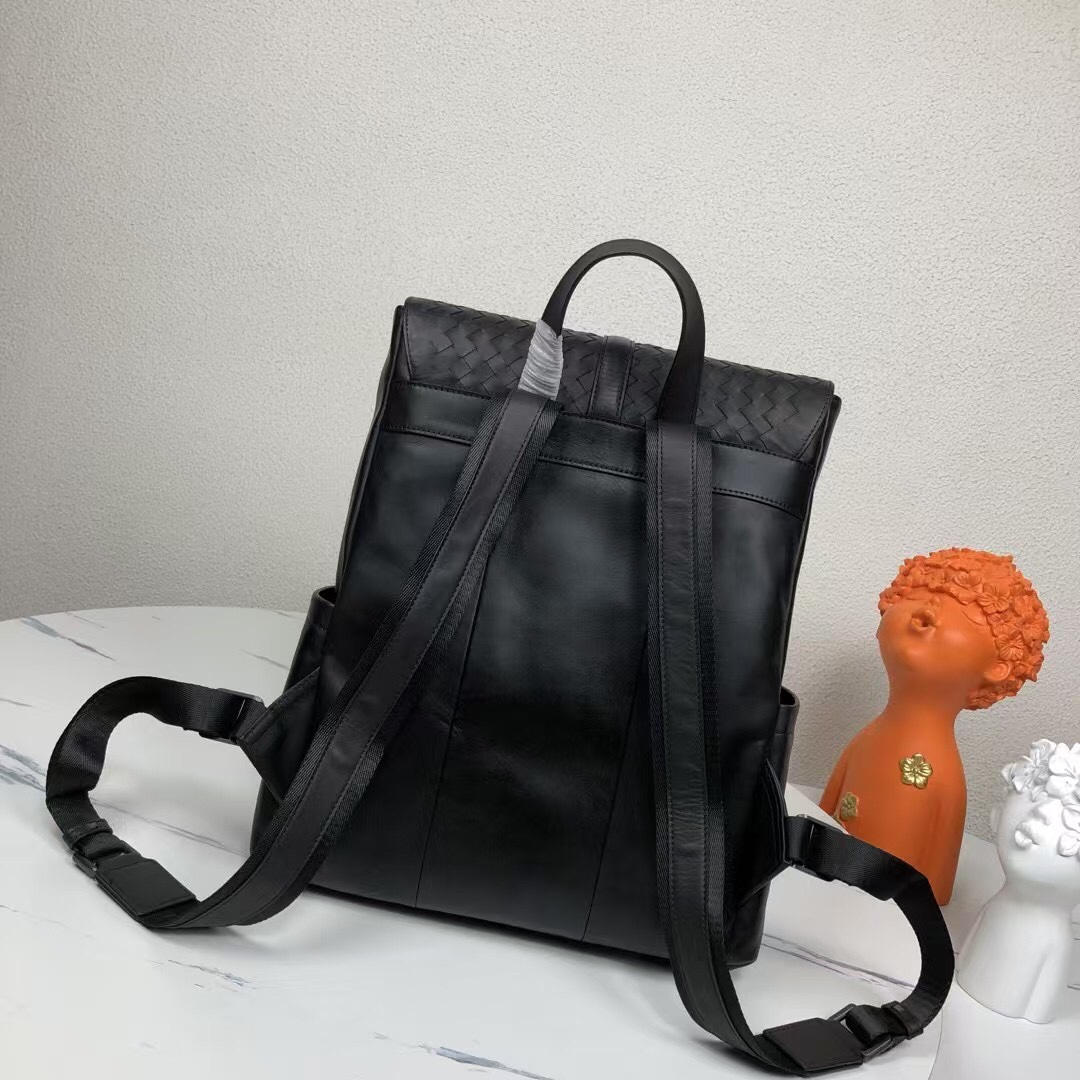 🅿️650 BV最新款男士双肩背包😄原单品质 官网同步 采用顶级打腊胎牛皮 手感超赞 专柜原装五金 独特的设计风格 完美至极 细节做工精致 大气中有内涵 高端上档次 高品质😱尺寸：29-40-13cm