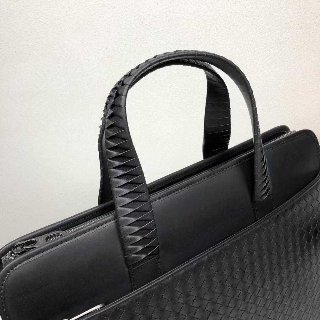 🅿️600 Bottega Venet 🚹男士顶级定制公文包💼无LOGO一样为世人皆知‼秉承着传统手工制作👑采用全皮包边‼️打蜡进口牛皮无缝编织 枪色电泳配件💁🏼‍♂️低调实用 皮质越用越油亮等特点🌟宽敞内部设计 A4文件📃14寸电脑💻都轻松容纳💥可调节织带长肩👑男士🚹理想的移动工作站✅size：40*30*10cm.