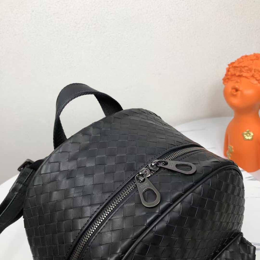 🅿️600 BV 最新款男士双肩包🎒 原单品质 官网同步 采用顶级打腊胎牛皮 手感超赞 专柜原装五金 独特的设计风格 完美至极 细节做工精致 大气中有内涵 高端上档次 高品质✅型号：818L#，颜色：黑色，尺寸：32-28-23cm。