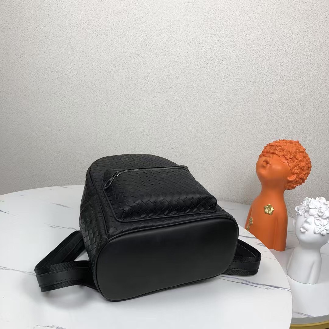 🅿️600 BV 最新款男士双肩包🎒 原单品质 官网同步 采用顶级打腊胎牛皮 手感超赞 专柜原装五金 独特的设计风格 完美至极 细节做工精致 大气中有内涵 高端上档次 高品质✅型号：818L#，颜色：黑色，尺寸：32-28-23cm。