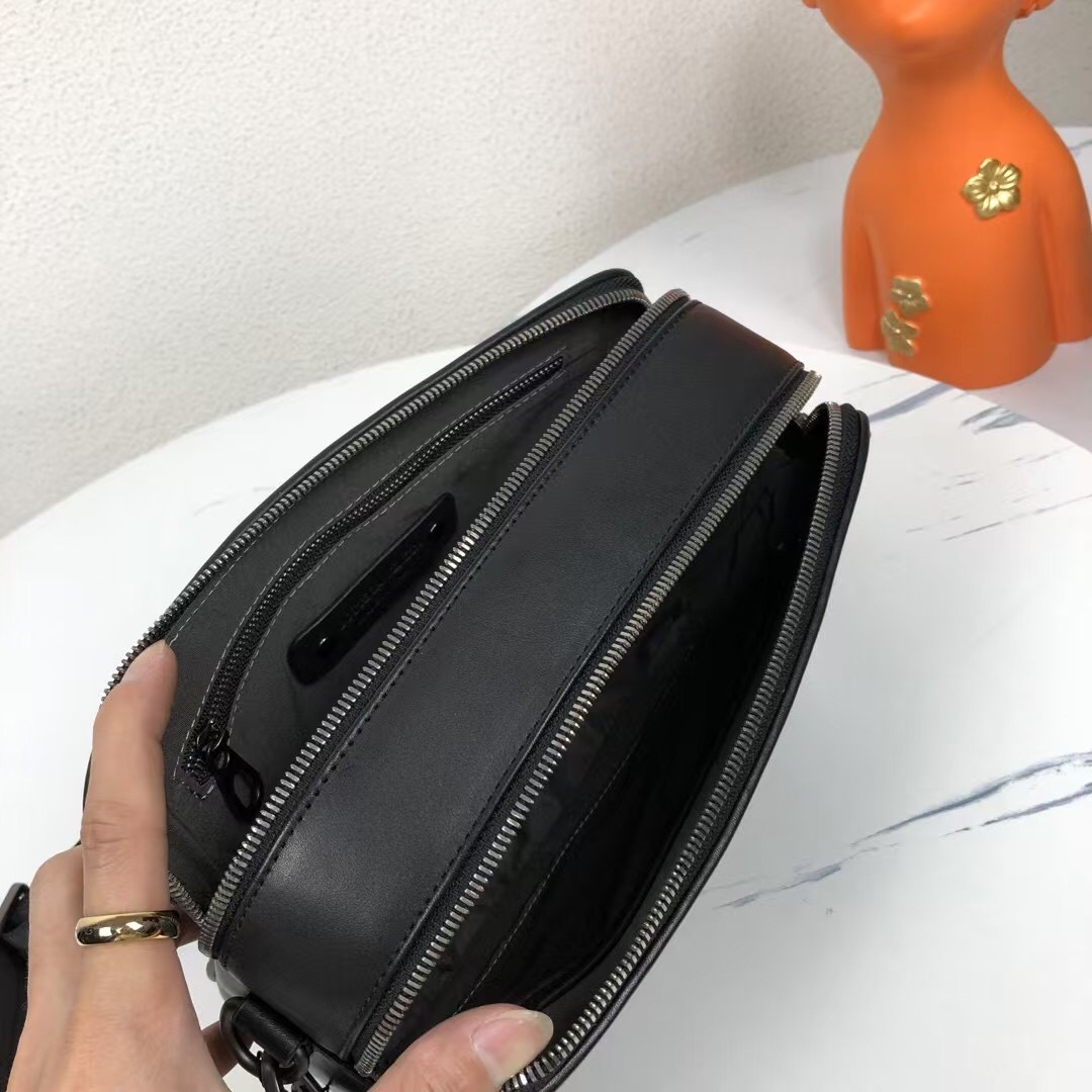 🅿️ 400 BV-最新款男士小斜挎包😄原单品质 官网同步 采用顶级打腊胎牛皮 手感超赞 专柜原装五金 独特的设计风格 完美至极 细节做工精致 大气中有内涵 高端上档次 高品质😱型号：809#，尺寸：23-17-8cm