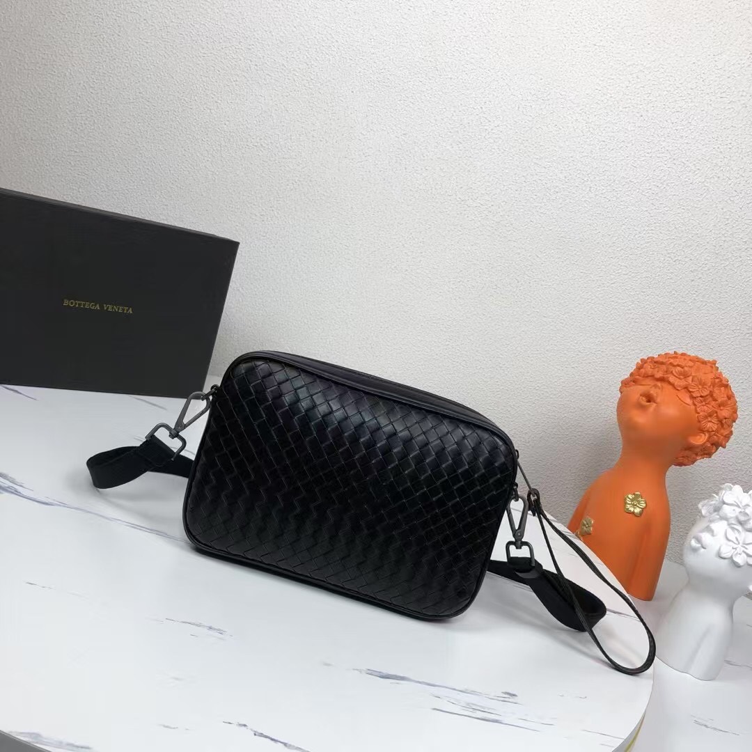 🅿️350 【配盒子】Bv新款经典编织皮革小巧邮差包，斜挎/手拿两用✅• 顶部拉链开合• 正面拉链袋• 内部采用光滑小牛皮衬里，配有1个拉链袋和手机隔层• 配有可调节可拆卸皮革肩带和1条可拆卸皮革腕带•型号：6687-1#，规格：宽度26*高度16*深度4cm。