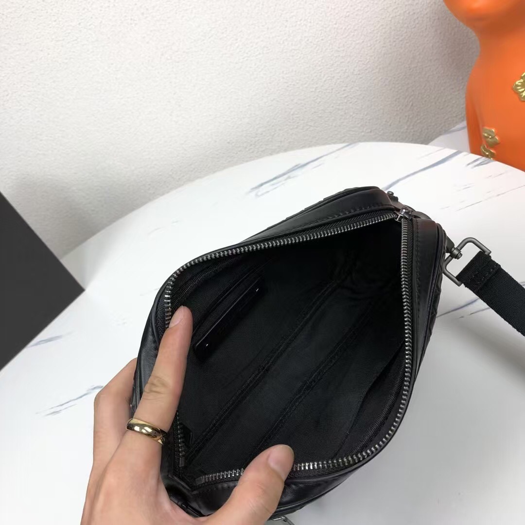 🅿️350 【配盒子】Bv新款经典编织皮革小巧邮差包，斜挎/手拿两用✅• 顶部拉链开合• 正面拉链袋• 内部采用光滑小牛皮衬里，配有1个拉链袋和手机隔层• 配有可调节可拆卸皮革肩带和1条可拆卸皮革腕带•型号：6687-1#，规格：宽度26*高度16*深度4cm。