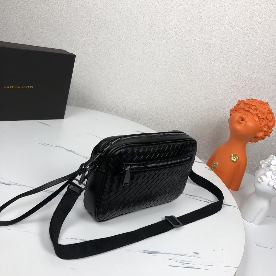 🅿️350 【配盒子】Bv新款经典编织皮革小巧邮差包，斜挎/手拿两用✅• 顶部拉链开合• 正面拉链袋• 内部采用光滑小牛皮衬里，配有1个拉链袋和手机隔层• 配有可调节可拆卸皮革肩带和1条可拆卸皮革腕带•型号：6687-1#，规格：宽度26*高度16*深度4cm。