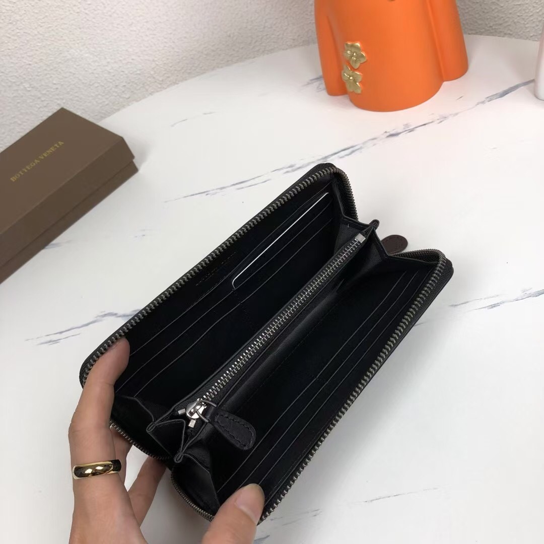 🅿️240 BV葆蝶家钱包采用进口打蜡牛皮🐂纯手工编织皮质越用越柔软光滑细腻✅款号：1256#（中号编制），颜色：黑色，规格：19/10/2cm。