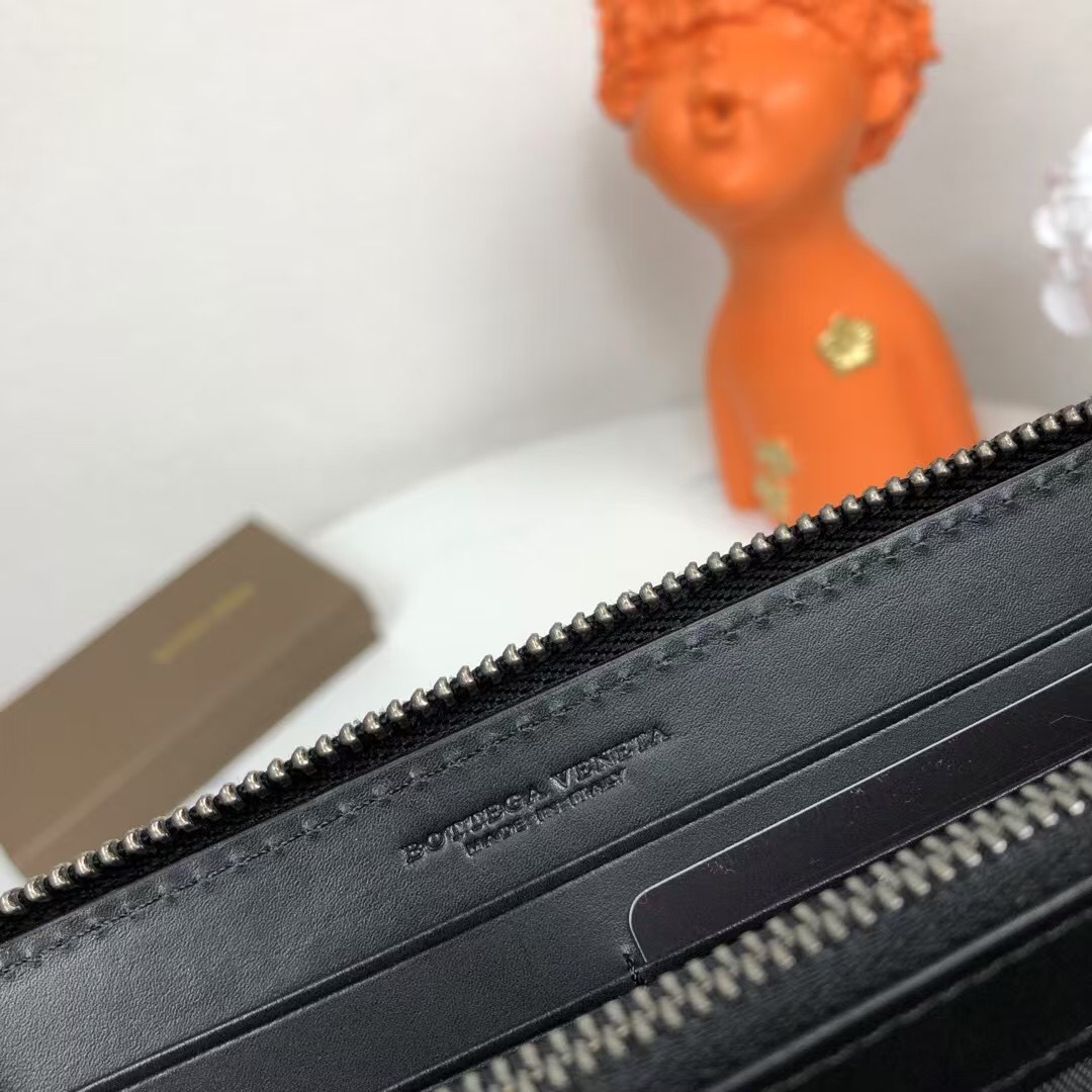 🅿️240 BV葆蝶家钱包采用进口打蜡牛皮🐂纯手工编织皮质越用越柔软光滑细腻✅款号：1256#（中号编制），颜色：黑色，规格：19/10/2cm。