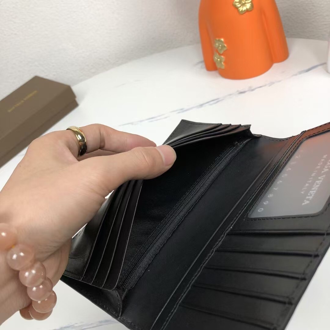 🅿️200 Bv🦋编织钱夹 长款 采用顶级进口打蜡牛皮🐂 纯手工编织 绵绵有序 时尚简约 卓越手工 内设🔟卡位✅型号：305#(中号编织)，颜色：黑色，尺寸：18.5*9.5*2cm