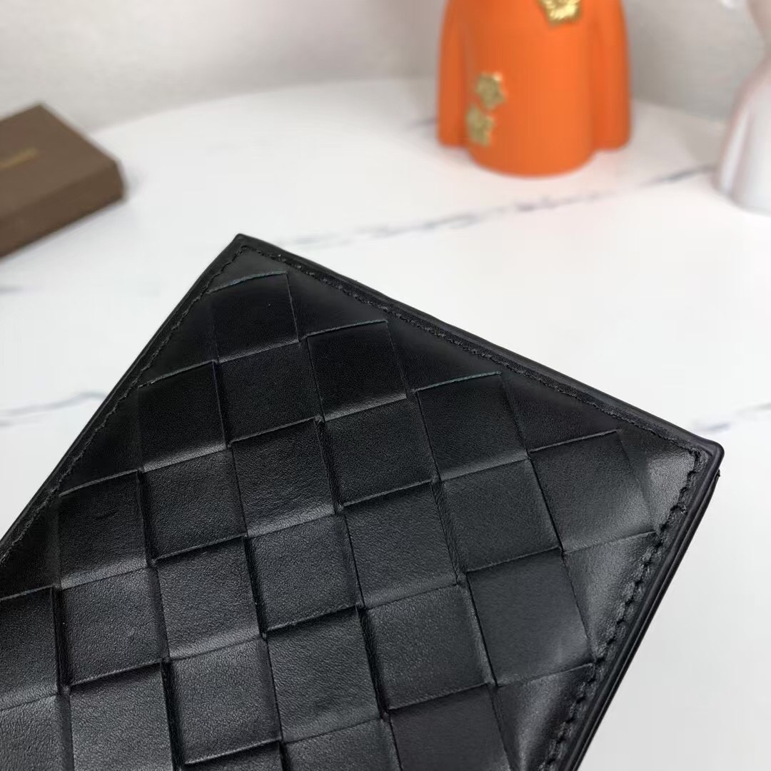 🅿️180Bv🦋编织钱夹短款采用顶级进口打蜡牛皮🐂纯手工编织绵绵有序时尚简约卓越手工内设8⃣️卡位✅型号：1730-1#（中号编织）颜色：黑色，尺寸：11.5*10*2cm