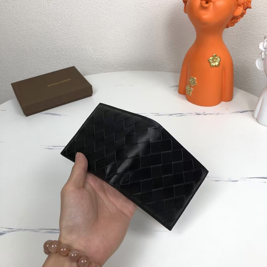 🅿️180Bv🦋编织钱夹短款采用顶级进口打蜡牛皮🐂纯手工编织绵绵有序时尚简约卓越手工内设8⃣️卡位✅型号：1730-1#（中号编织）颜色：黑色，尺寸：11.5*10*2cm