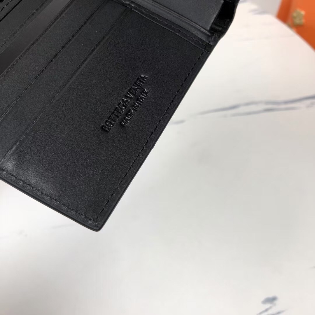 🅿️180Bv🦋编织钱夹短款采用顶级进口打蜡牛皮🐂纯手工编织绵绵有序时尚简约卓越手工内设8⃣️卡位✅型号：1023#，颜色：黑色，尺寸：11.5*10*2cm