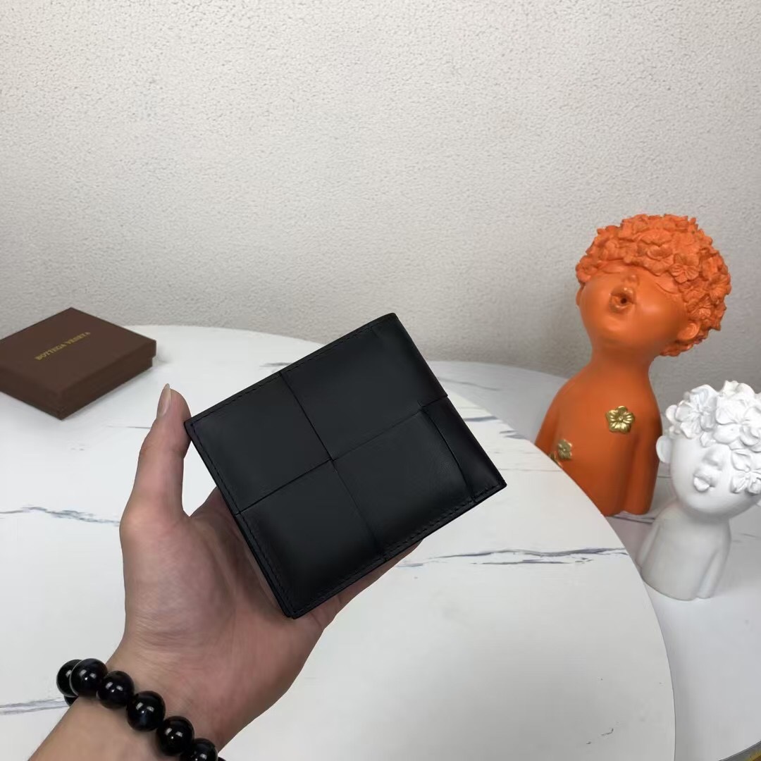 🅿️180Bv🦋编织钱夹短款采用顶级进口打蜡牛皮🐂纯手工编织绵绵有序时尚简约卓越手工内设8⃣️卡位✅型号：1023#，颜色：黑色，尺寸：11.5*10*2cm