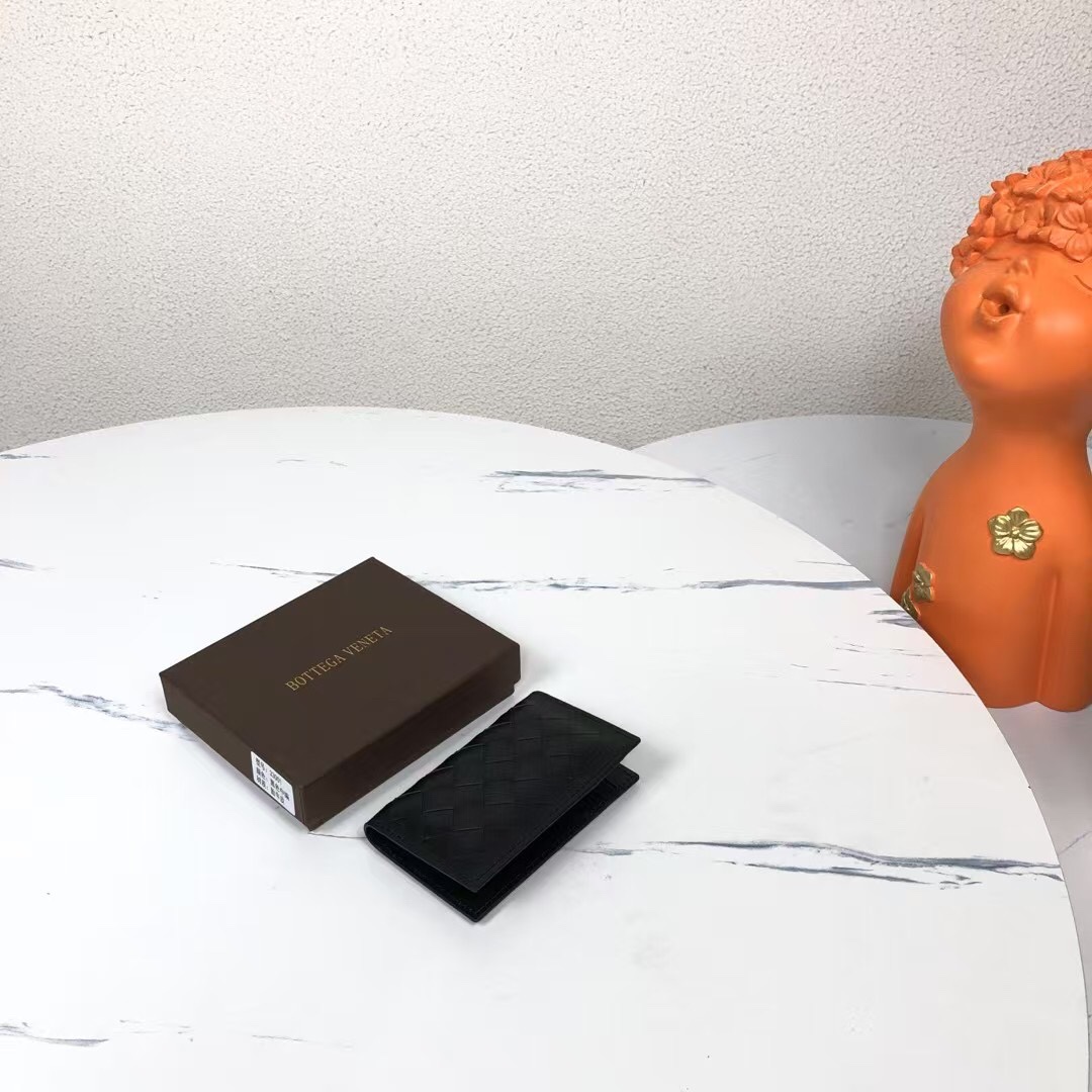 🅿️120 B家新款中编格卡卡包是所有人群必不可少的随身带  包身由牛皮制成 质感柔滑 她拥有6个卡槽位置 中间还有隔层可以放点钱，很轻便的一款卡包 现在背的包包越来越小  一个卡包就能满足所有 同时还拥有很多颜色选择 总有一个是你喜欢的 尺寸：11x7.5