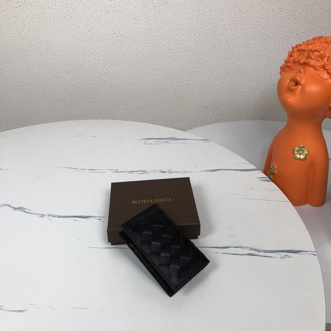 🅿️120 B家新款中编格卡卡包是所有人群必不可少的随身带  包身由牛皮制成 质感柔滑 她拥有6个卡槽位置 中间还有隔层可以放点钱，很轻便的一款卡包 现在背的包包越来越小  一个卡包就能满足所有 同时还拥有很多颜色选择 总有一个是你喜欢的 尺寸：11x7.5