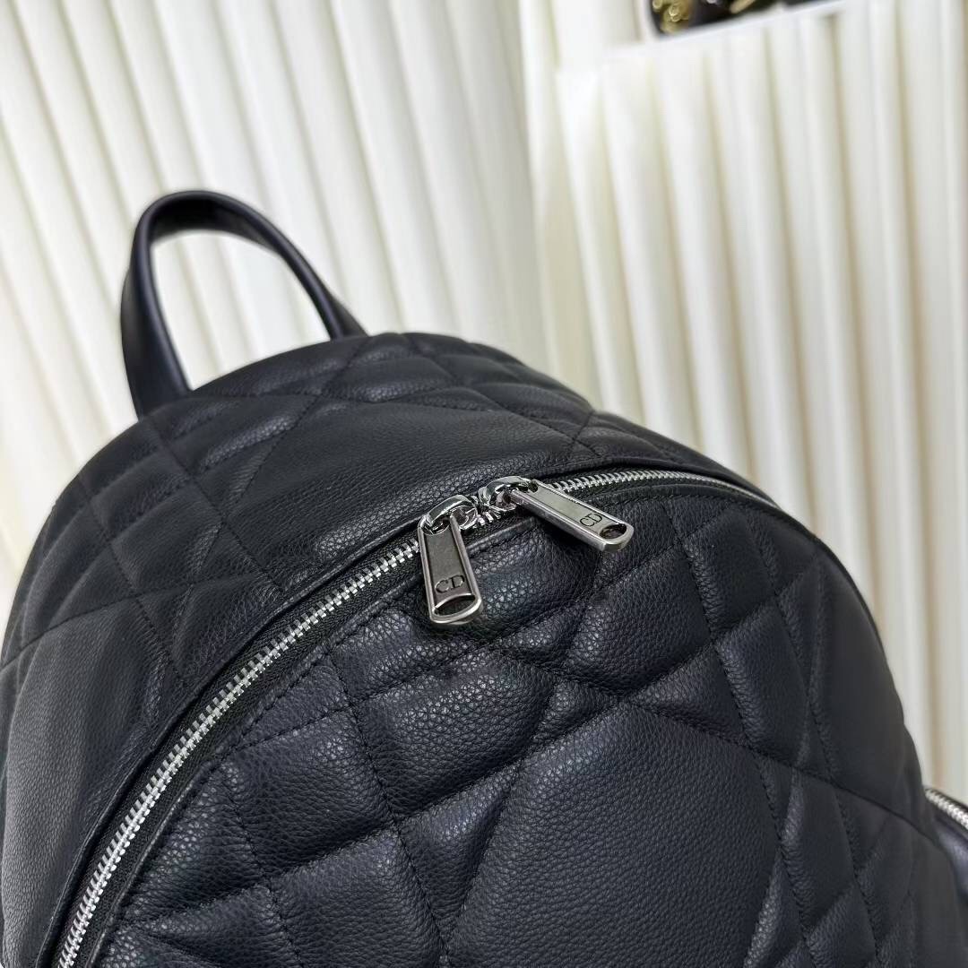 🅿️680【市场最高版本(原单品质)正品打版】
这款双肩背包是二零二四冬季男装系列新品,将现代风格与高订精神融为一体,醒目时尚。采用黑色牛皮革等材质精心制作,饰以加大藤格纹图案,焕新演绎 Dior 经典图案,搭配正面 Dior 标志提升格调。设有一个宽敞的拉链隔层,可收纳各种日常用品,正面口袋和侧面拉链口袋可收纳钱包、钥匙、耳机或手机,便于轻松取用。实用百搭,是各式造型的点睛之笔。
主体:牛皮革,织物
里料:织物,牛皮革
拉链主隔层
内部扁平电脑隔层
正面拉链口袋
两个侧面拉链口袋
皮革顶部手柄
可调节加垫肩带
背部采用加垫网眼织物,饰以 Dior 标志
正面饰以复古银色饰面黄铜 Dior 标志
内部饰有 Dior 压花标志
尺寸:41.5 x 46 x 22 厘米
编号: 1ESBA220MNE_H00N
