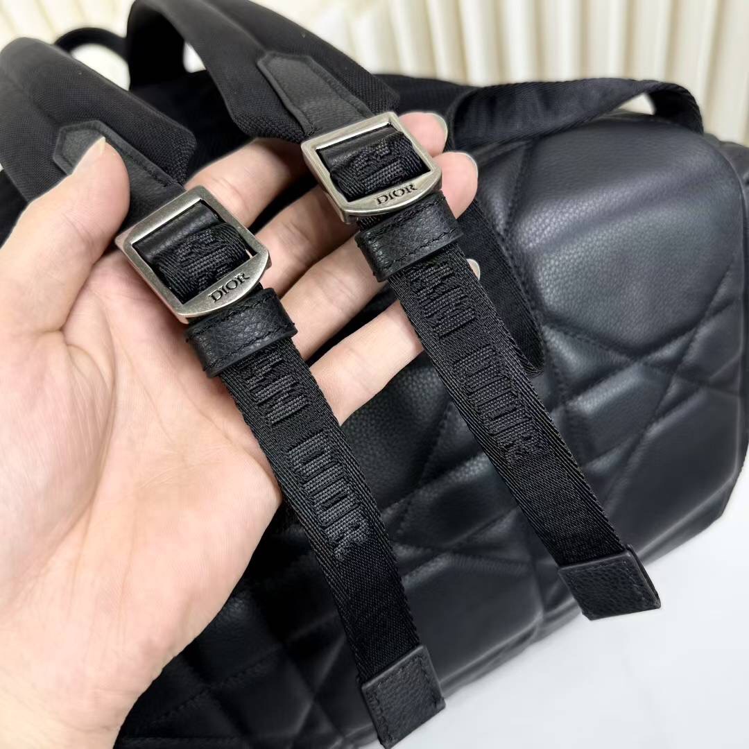 🅿️680【市场最高版本(原单品质)正品打版】
这款双肩背包是二零二四冬季男装系列新品,将现代风格与高订精神融为一体,醒目时尚。采用黑色牛皮革等材质精心制作,饰以加大藤格纹图案,焕新演绎 Dior 经典图案,搭配正面 Dior 标志提升格调。设有一个宽敞的拉链隔层,可收纳各种日常用品,正面口袋和侧面拉链口袋可收纳钱包、钥匙、耳机或手机,便于轻松取用。实用百搭,是各式造型的点睛之笔。
主体:牛皮革,织物
里料:织物,牛皮革
拉链主隔层
内部扁平电脑隔层
正面拉链口袋
两个侧面拉链口袋
皮革顶部手柄
可调节加垫肩带
背部采用加垫网眼织物,饰以 Dior 标志
正面饰以复古银色饰面黄铜 Dior 标志
内部饰有 Dior 压花标志
尺寸:41.5 x 46 x 22 厘米
编号: 1ESBA220MNE_H00N