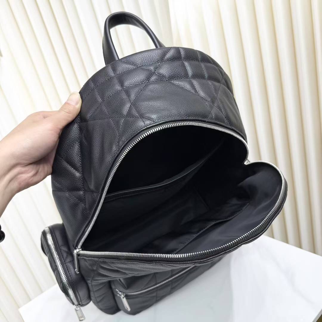 🅿️680【市场最高版本(原单品质)正品打版】
这款双肩背包是二零二四冬季男装系列新品,将现代风格与高订精神融为一体,醒目时尚。采用黑色牛皮革等材质精心制作,饰以加大藤格纹图案,焕新演绎 Dior 经典图案,搭配正面 Dior 标志提升格调。设有一个宽敞的拉链隔层,可收纳各种日常用品,正面口袋和侧面拉链口袋可收纳钱包、钥匙、耳机或手机,便于轻松取用。实用百搭,是各式造型的点睛之笔。
主体:牛皮革,织物
里料:织物,牛皮革
拉链主隔层
内部扁平电脑隔层
正面拉链口袋
两个侧面拉链口袋
皮革顶部手柄
可调节加垫肩带
背部采用加垫网眼织物,饰以 Dior 标志
正面饰以复古银色饰面黄铜 Dior 标志
内部饰有 Dior 压花标志
尺寸:41.5 x 46 x 22 厘米
编号: 1ESBA220MNE_H00N
