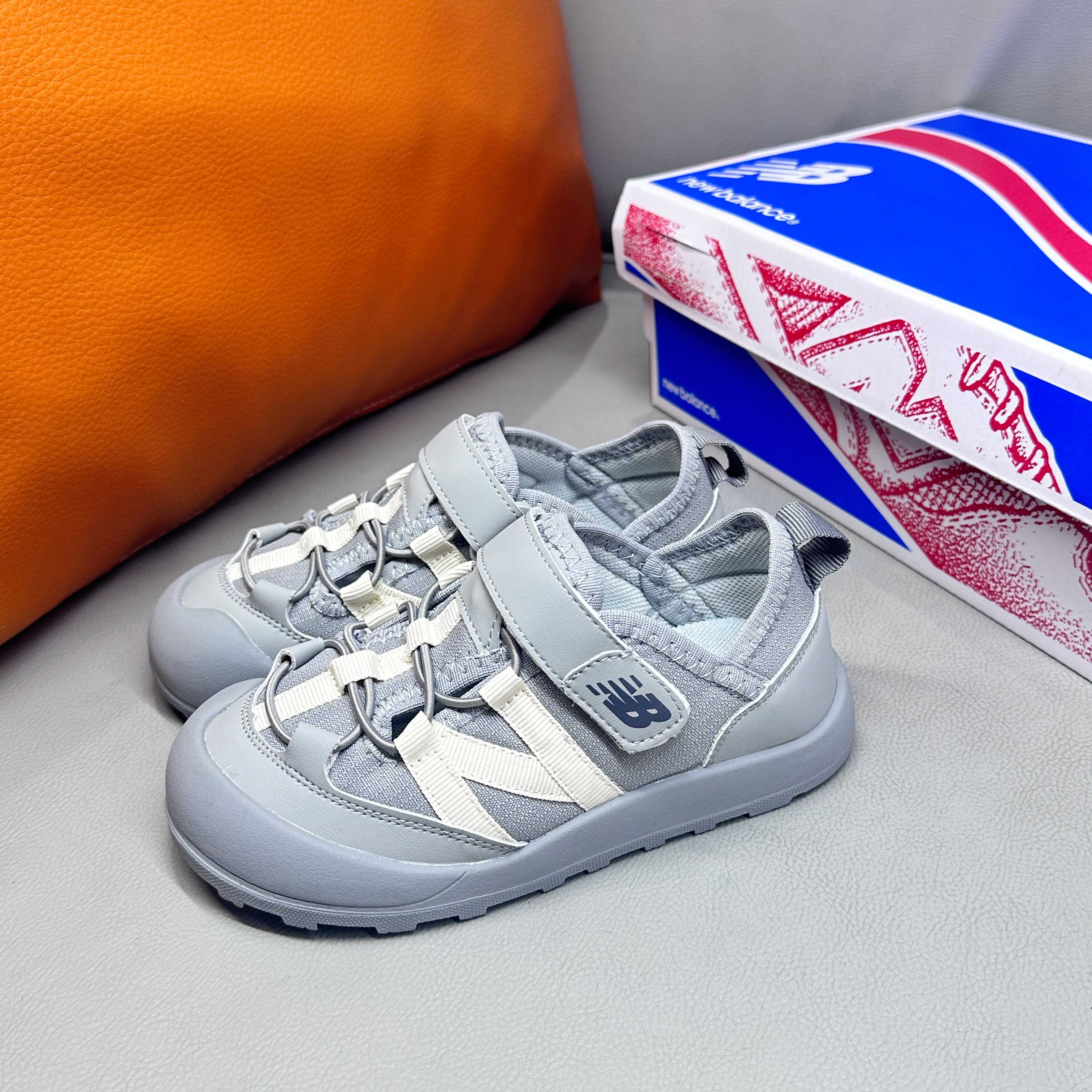 调🔗 NB3205 魔术贴松紧带儿童溯溪软底儿童沙滩凉鞋透气网孔 🦶尺码：23-37码 🌟\”夏日必备！👶 NB3205 凉鞋的新魔法✨：踩沙不止乐趣，舒适度MAX !\”👣 🧦这双NB3205儿童凉鞋💖不仅设计时尚，还超级贴心哦！🌟它们采用了超方便的魔术贴设计，让小脚丫穿脱自如，就像变魔术一样快手快脚！快手快手✨ 🏖️想象一下，炎炎夏日，孩子们在金色沙滩上自由奔跑，每一步都留下快乐的脚印。👣这款凉鞋的露趾设计，让小脚丫随时感受海风的轻拂，清凉一夏，无拘无束！🌬️ 👣而且，它们的软底设计超级亲肤，走路如走在云端，无论是嬉戏玩耍还是海边漫步，都能给小脚丫最温柔的呵护。棉花糖般的舒适体验，你值得拥有！棉花糖棉花糖🍦-选品中心