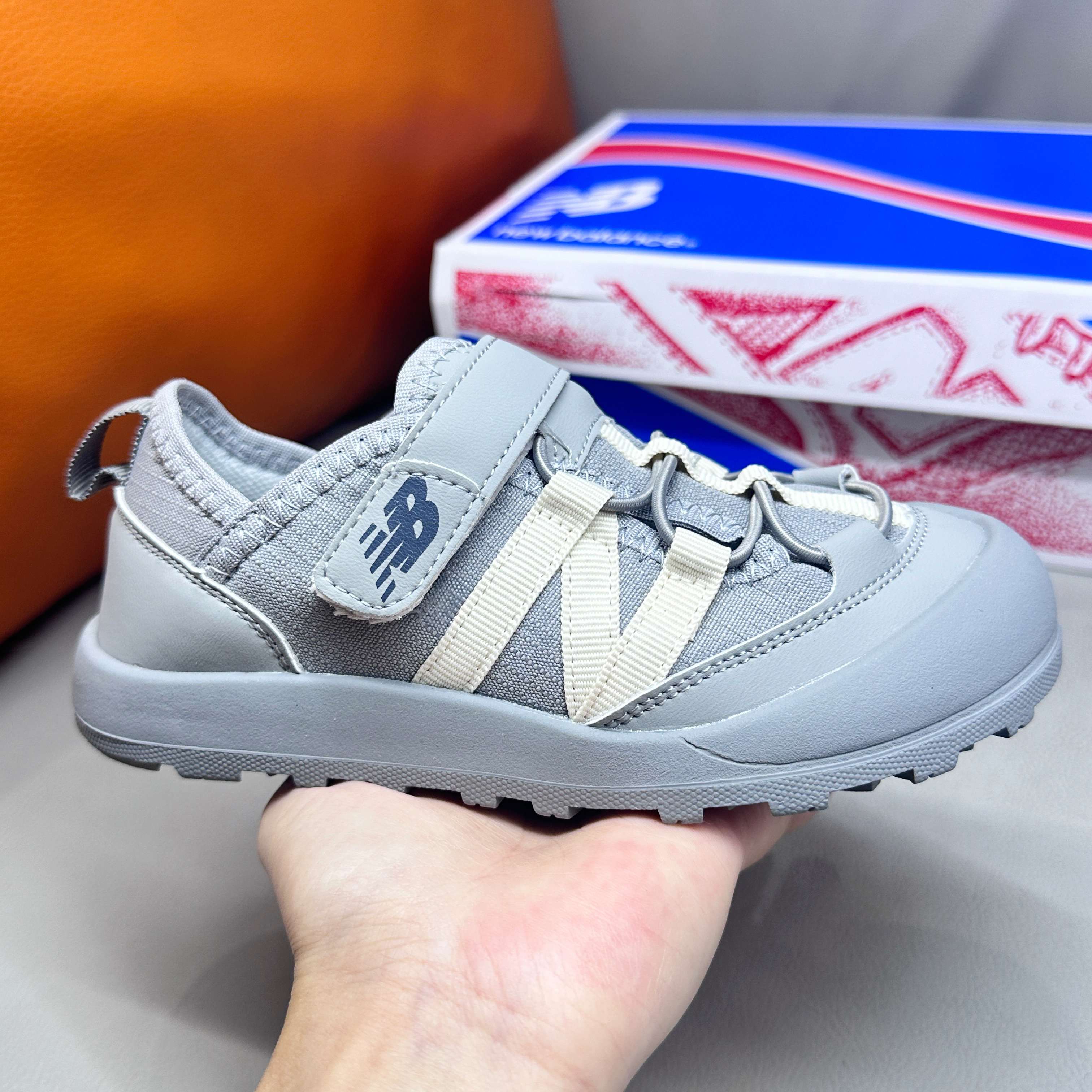 图片[3]-调🔗 NB3205 魔术贴松紧带儿童溯溪软底儿童沙滩凉鞋透气网孔 🦶尺码：23-37码 🌟\”夏日必备！👶 NB3205 凉鞋的新魔法✨：踩沙不止乐趣，舒适度MAX !\”👣 🧦这双NB3205儿童凉鞋💖不仅设计时尚，还超级贴心哦！🌟它们采用了超方便的魔术贴设计，让小脚丫穿脱自如，就像变魔术一样快手快脚！快手快手✨ 🏖️想象一下，炎炎夏日，孩子们在金色沙滩上自由奔跑，每一步都留下快乐的脚印。👣这款凉鞋的露趾设计，让小脚丫随时感受海风的轻拂，清凉一夏，无拘无束！🌬️ 👣而且，它们的软底设计超级亲肤，走路如走在云端，无论是嬉戏玩耍还是海边漫步，都能给小脚丫最温柔的呵护。棉花糖般的舒适体验，你值得拥有！棉花糖棉花糖🍦-选品中心