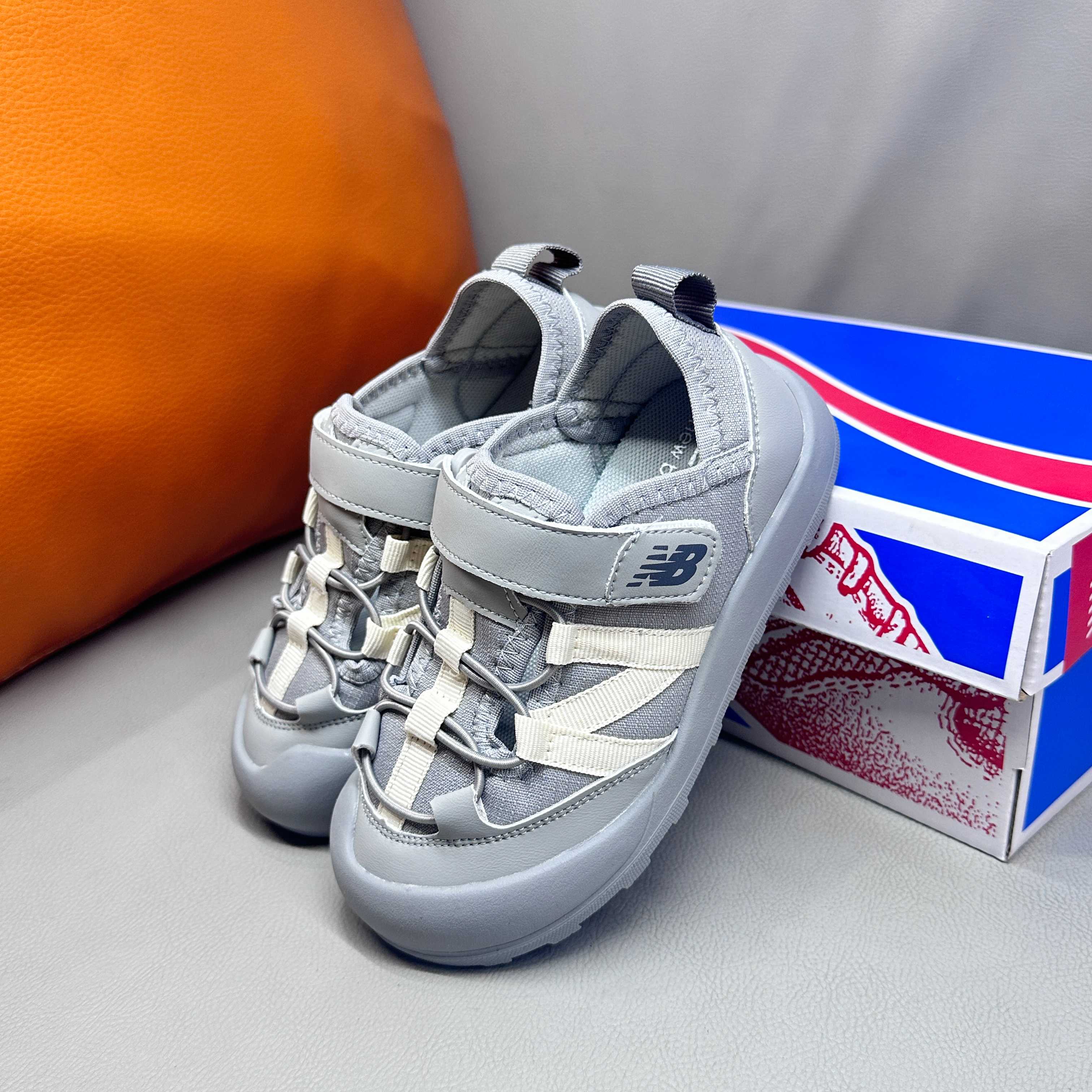 图片[4]-调🔗 NB3205 魔术贴松紧带儿童溯溪软底儿童沙滩凉鞋透气网孔 🦶尺码：23-37码 🌟\”夏日必备！👶 NB3205 凉鞋的新魔法✨：踩沙不止乐趣，舒适度MAX !\”👣 🧦这双NB3205儿童凉鞋💖不仅设计时尚，还超级贴心哦！🌟它们采用了超方便的魔术贴设计，让小脚丫穿脱自如，就像变魔术一样快手快脚！快手快手✨ 🏖️想象一下，炎炎夏日，孩子们在金色沙滩上自由奔跑，每一步都留下快乐的脚印。👣这款凉鞋的露趾设计，让小脚丫随时感受海风的轻拂，清凉一夏，无拘无束！🌬️ 👣而且，它们的软底设计超级亲肤，走路如走在云端，无论是嬉戏玩耍还是海边漫步，都能给小脚丫最温柔的呵护。棉花糖般的舒适体验，你值得拥有！棉花糖棉花糖🍦-选品中心