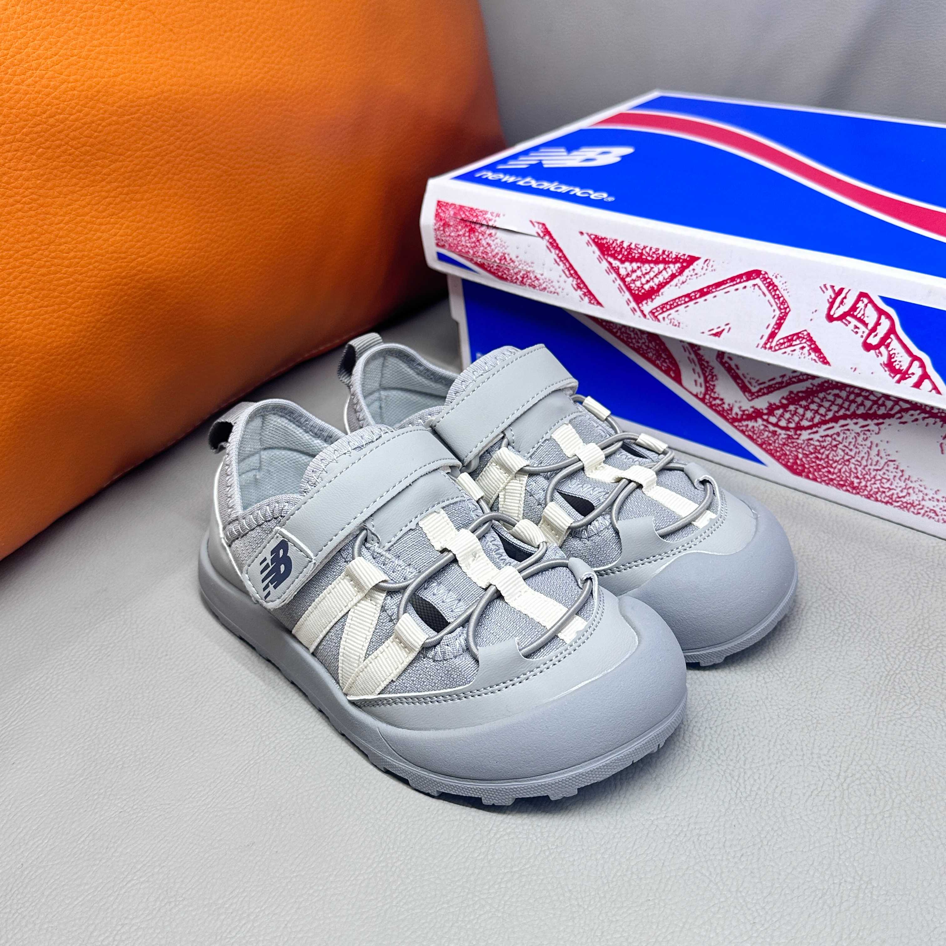 图片[2]-调🔗 NB3205 魔术贴松紧带儿童溯溪软底儿童沙滩凉鞋透气网孔 🦶尺码：23-37码 🌟\”夏日必备！👶 NB3205 凉鞋的新魔法✨：踩沙不止乐趣，舒适度MAX !\”👣 🧦这双NB3205儿童凉鞋💖不仅设计时尚，还超级贴心哦！🌟它们采用了超方便的魔术贴设计，让小脚丫穿脱自如，就像变魔术一样快手快脚！快手快手✨ 🏖️想象一下，炎炎夏日，孩子们在金色沙滩上自由奔跑，每一步都留下快乐的脚印。👣这款凉鞋的露趾设计，让小脚丫随时感受海风的轻拂，清凉一夏，无拘无束！🌬️ 👣而且，它们的软底设计超级亲肤，走路如走在云端，无论是嬉戏玩耍还是海边漫步，都能给小脚丫最温柔的呵护。棉花糖般的舒适体验，你值得拥有！棉花糖棉花糖🍦-选品中心