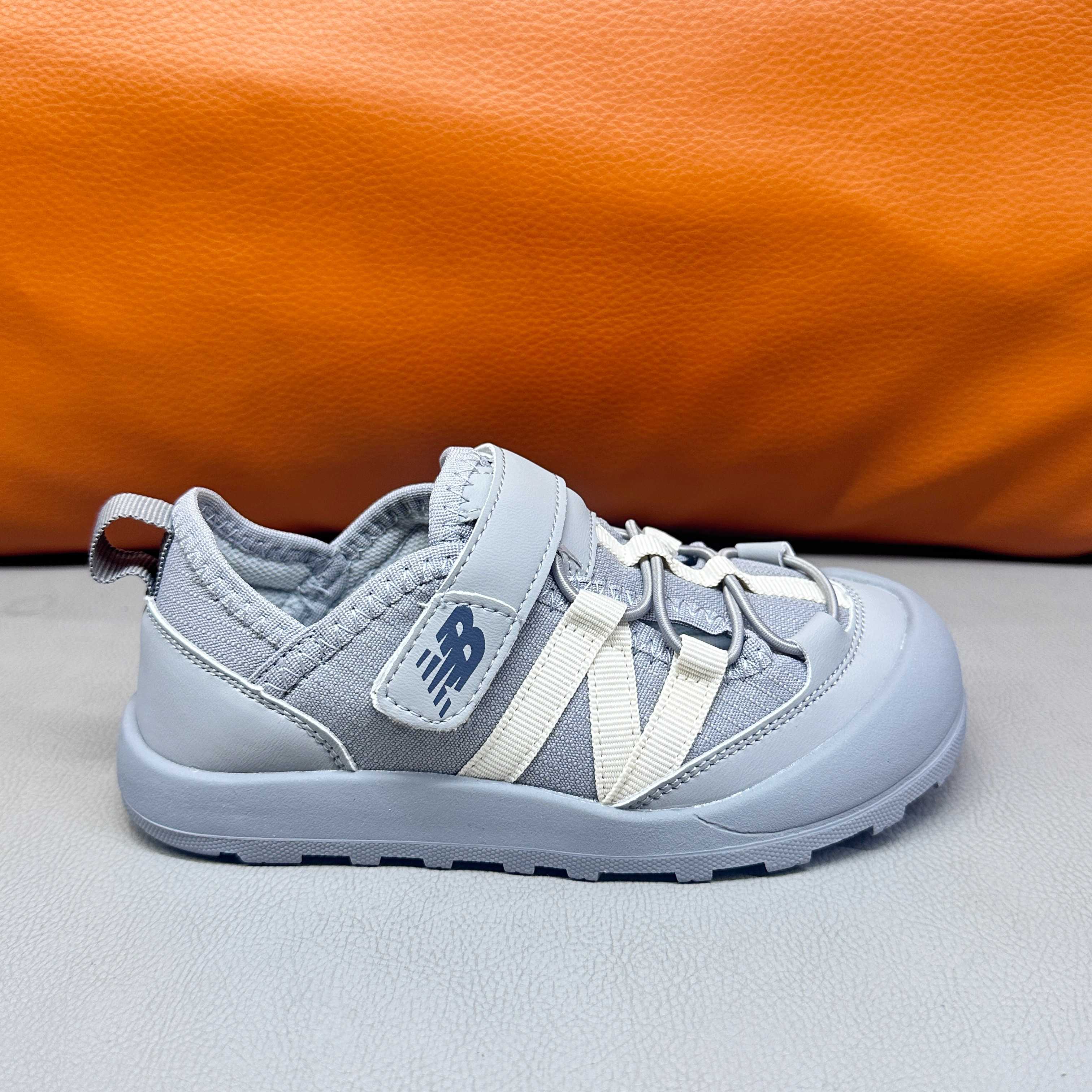 图片[5]-调🔗 NB3205 魔术贴松紧带儿童溯溪软底儿童沙滩凉鞋透气网孔 🦶尺码：23-37码 🌟\”夏日必备！👶 NB3205 凉鞋的新魔法✨：踩沙不止乐趣，舒适度MAX !\”👣 🧦这双NB3205儿童凉鞋💖不仅设计时尚，还超级贴心哦！🌟它们采用了超方便的魔术贴设计，让小脚丫穿脱自如，就像变魔术一样快手快脚！快手快手✨ 🏖️想象一下，炎炎夏日，孩子们在金色沙滩上自由奔跑，每一步都留下快乐的脚印。👣这款凉鞋的露趾设计，让小脚丫随时感受海风的轻拂，清凉一夏，无拘无束！🌬️ 👣而且，它们的软底设计超级亲肤，走路如走在云端，无论是嬉戏玩耍还是海边漫步，都能给小脚丫最温柔的呵护。棉花糖般的舒适体验，你值得拥有！棉花糖棉花糖🍦-选品中心