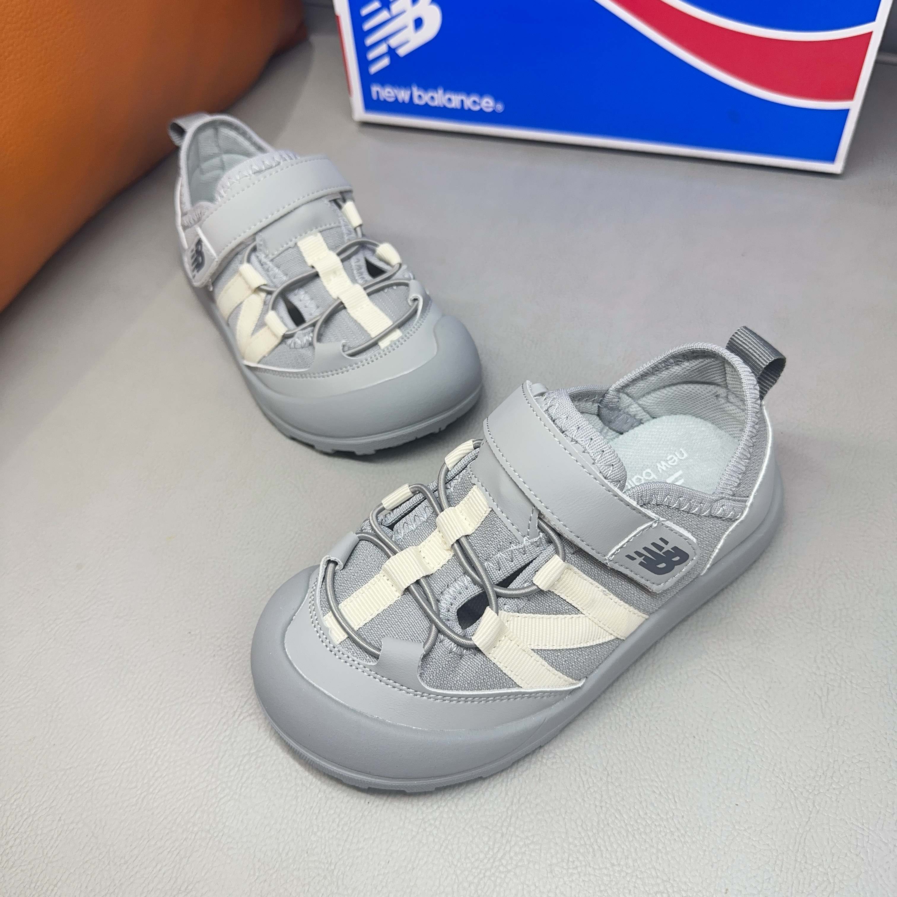 图片[9]-调🔗 NB3205 魔术贴松紧带儿童溯溪软底儿童沙滩凉鞋透气网孔 🦶尺码：23-37码 🌟\”夏日必备！👶 NB3205 凉鞋的新魔法✨：踩沙不止乐趣，舒适度MAX !\”👣 🧦这双NB3205儿童凉鞋💖不仅设计时尚，还超级贴心哦！🌟它们采用了超方便的魔术贴设计，让小脚丫穿脱自如，就像变魔术一样快手快脚！快手快手✨ 🏖️想象一下，炎炎夏日，孩子们在金色沙滩上自由奔跑，每一步都留下快乐的脚印。👣这款凉鞋的露趾设计，让小脚丫随时感受海风的轻拂，清凉一夏，无拘无束！🌬️ 👣而且，它们的软底设计超级亲肤，走路如走在云端，无论是嬉戏玩耍还是海边漫步，都能给小脚丫最温柔的呵护。棉花糖般的舒适体验，你值得拥有！棉花糖棉花糖🍦-选品中心