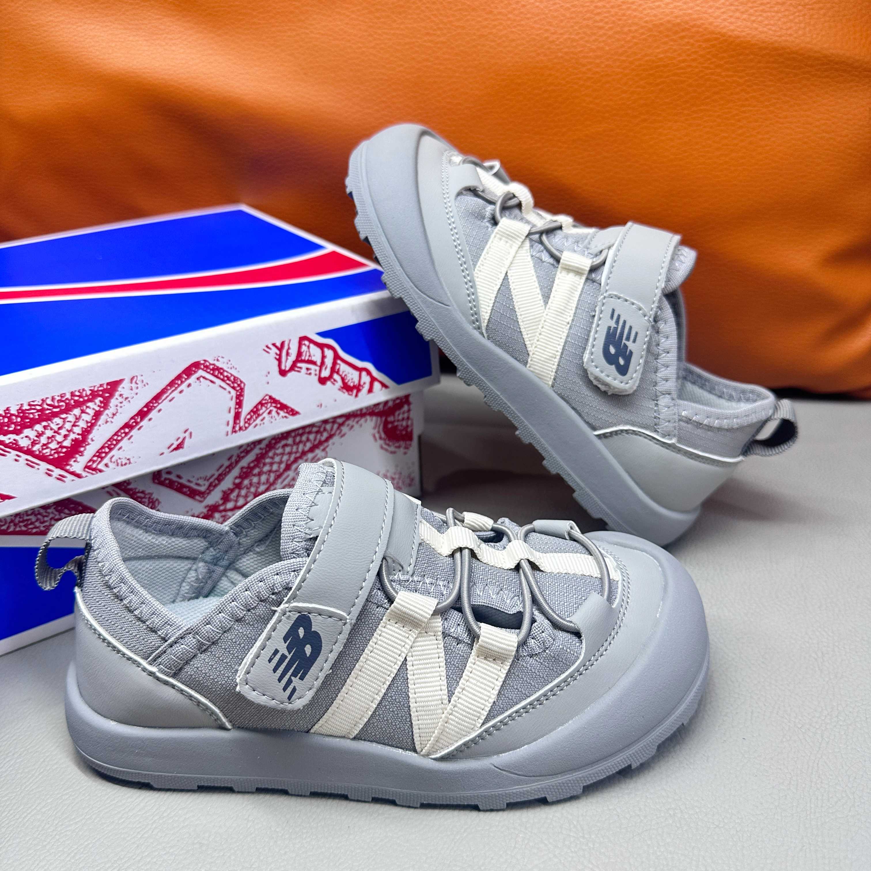 图片[7]-调🔗 NB3205 魔术贴松紧带儿童溯溪软底儿童沙滩凉鞋透气网孔 🦶尺码：23-37码 🌟\”夏日必备！👶 NB3205 凉鞋的新魔法✨：踩沙不止乐趣，舒适度MAX !\”👣 🧦这双NB3205儿童凉鞋💖不仅设计时尚，还超级贴心哦！🌟它们采用了超方便的魔术贴设计，让小脚丫穿脱自如，就像变魔术一样快手快脚！快手快手✨ 🏖️想象一下，炎炎夏日，孩子们在金色沙滩上自由奔跑，每一步都留下快乐的脚印。👣这款凉鞋的露趾设计，让小脚丫随时感受海风的轻拂，清凉一夏，无拘无束！🌬️ 👣而且，它们的软底设计超级亲肤，走路如走在云端，无论是嬉戏玩耍还是海边漫步，都能给小脚丫最温柔的呵护。棉花糖般的舒适体验，你值得拥有！棉花糖棉花糖🍦-选品中心