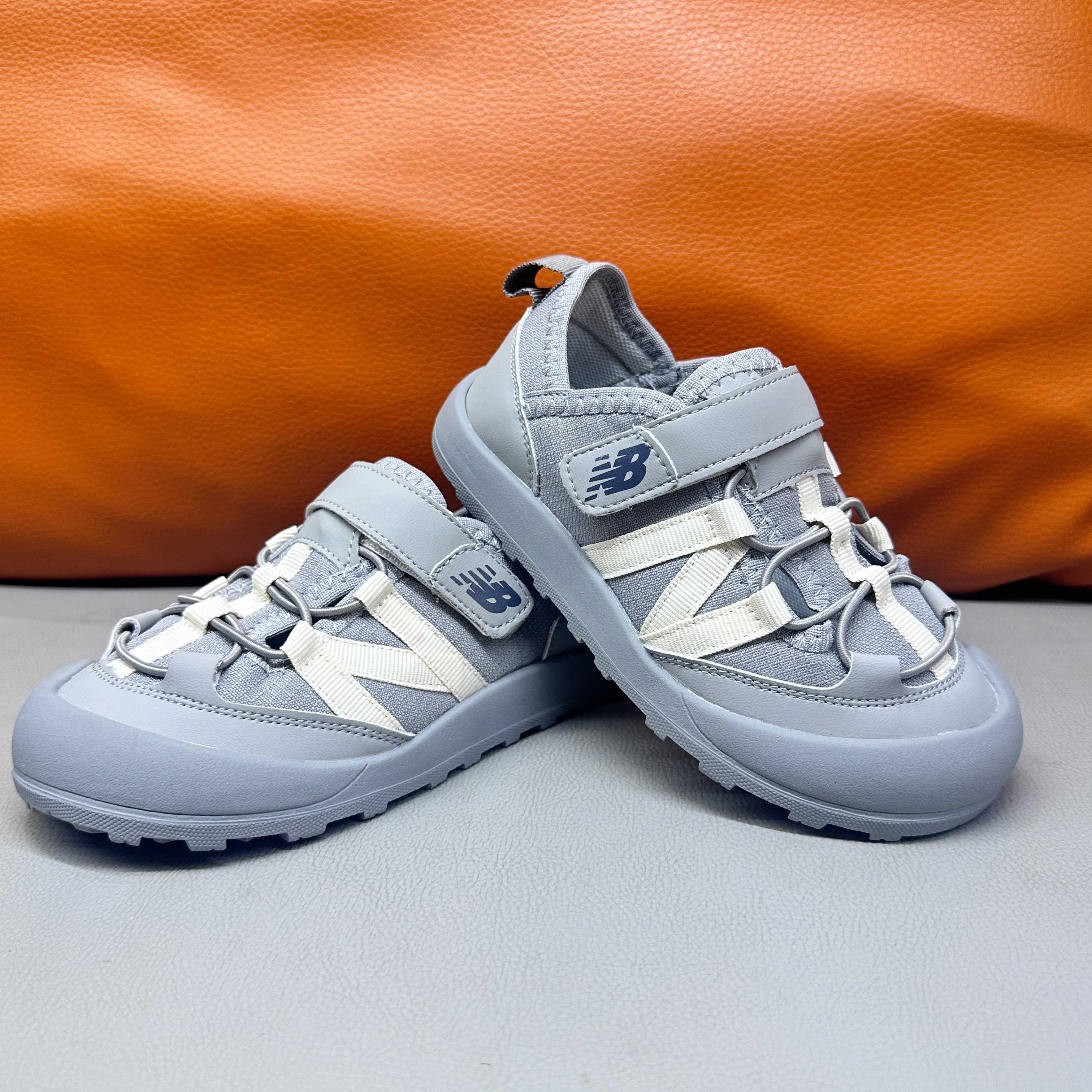 图片[6]-调🔗 NB3205 魔术贴松紧带儿童溯溪软底儿童沙滩凉鞋透气网孔 🦶尺码：23-37码 🌟\”夏日必备！👶 NB3205 凉鞋的新魔法✨：踩沙不止乐趣，舒适度MAX !\”👣 🧦这双NB3205儿童凉鞋💖不仅设计时尚，还超级贴心哦！🌟它们采用了超方便的魔术贴设计，让小脚丫穿脱自如，就像变魔术一样快手快脚！快手快手✨ 🏖️想象一下，炎炎夏日，孩子们在金色沙滩上自由奔跑，每一步都留下快乐的脚印。👣这款凉鞋的露趾设计，让小脚丫随时感受海风的轻拂，清凉一夏，无拘无束！🌬️ 👣而且，它们的软底设计超级亲肤，走路如走在云端，无论是嬉戏玩耍还是海边漫步，都能给小脚丫最温柔的呵护。棉花糖般的舒适体验，你值得拥有！棉花糖棉花糖🍦-选品中心