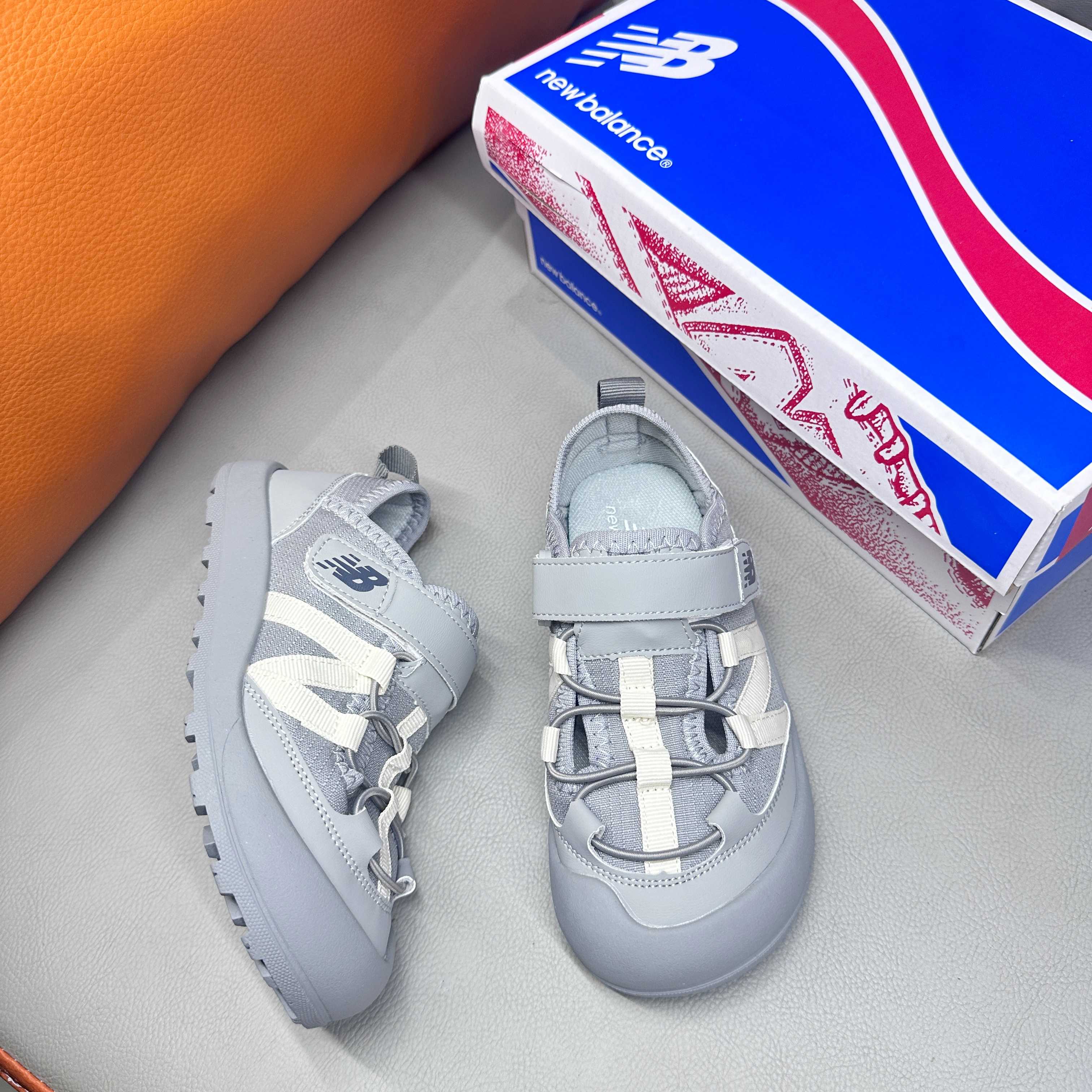 图片[8]-调🔗 NB3205 魔术贴松紧带儿童溯溪软底儿童沙滩凉鞋透气网孔 🦶尺码：23-37码 🌟\”夏日必备！👶 NB3205 凉鞋的新魔法✨：踩沙不止乐趣，舒适度MAX !\”👣 🧦这双NB3205儿童凉鞋💖不仅设计时尚，还超级贴心哦！🌟它们采用了超方便的魔术贴设计，让小脚丫穿脱自如，就像变魔术一样快手快脚！快手快手✨ 🏖️想象一下，炎炎夏日，孩子们在金色沙滩上自由奔跑，每一步都留下快乐的脚印。👣这款凉鞋的露趾设计，让小脚丫随时感受海风的轻拂，清凉一夏，无拘无束！🌬️ 👣而且，它们的软底设计超级亲肤，走路如走在云端，无论是嬉戏玩耍还是海边漫步，都能给小脚丫最温柔的呵护。棉花糖般的舒适体验，你值得拥有！棉花糖棉花糖🍦-选品中心