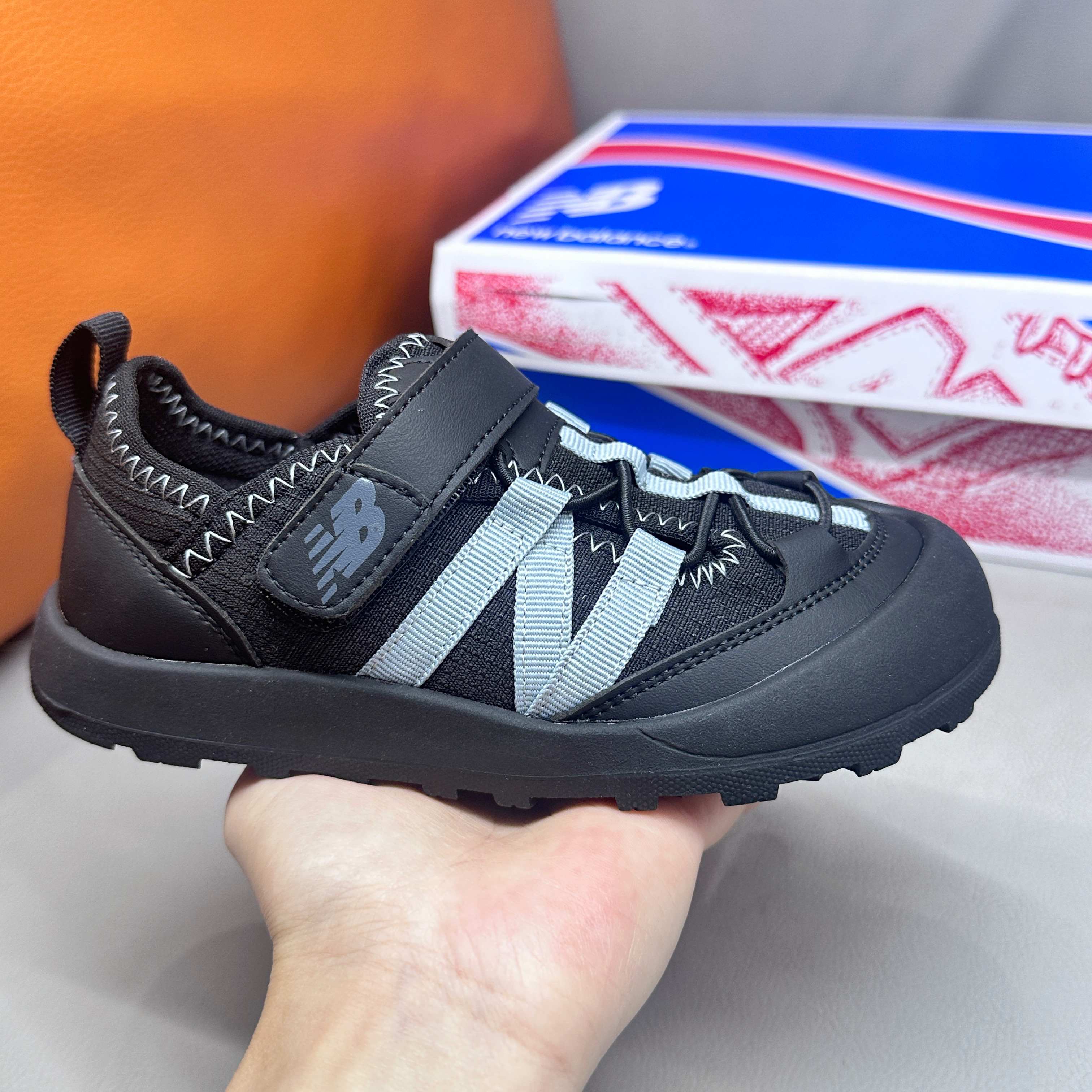 图片[3]-🔗 NB3205 魔术贴松紧带儿童溯溪软底儿童沙滩凉鞋透气网孔 🦶尺码：23-37码 🌟\”夏日必备！👶 NB3205 凉鞋的新魔法✨：踩沙不止乐趣，舒适度MAX !\”👣 🧦这双NB3205儿童凉鞋💖不仅设计时尚，还超级贴心哦！🌟它们采用了超方便的魔术贴设计，让小脚丫穿脱自如，就像变魔术一样快手快脚！快手快手✨ 🏖️想象一下，炎炎夏日，孩子们在金色沙滩上自由奔跑，每一步都留下快乐的脚印。👣这款凉鞋的露趾设计，让小脚丫随时感受海风的轻拂，清凉一夏，无拘无束！🌬️ 👣而且，它们的软底设计超级亲肤，走路如走在云端，无论是嬉戏玩耍还是海边漫步，都能给小脚丫最温柔的呵护。棉花糖般的舒适体验，你值得拥有！棉花糖棉花糖🍦-选品中心