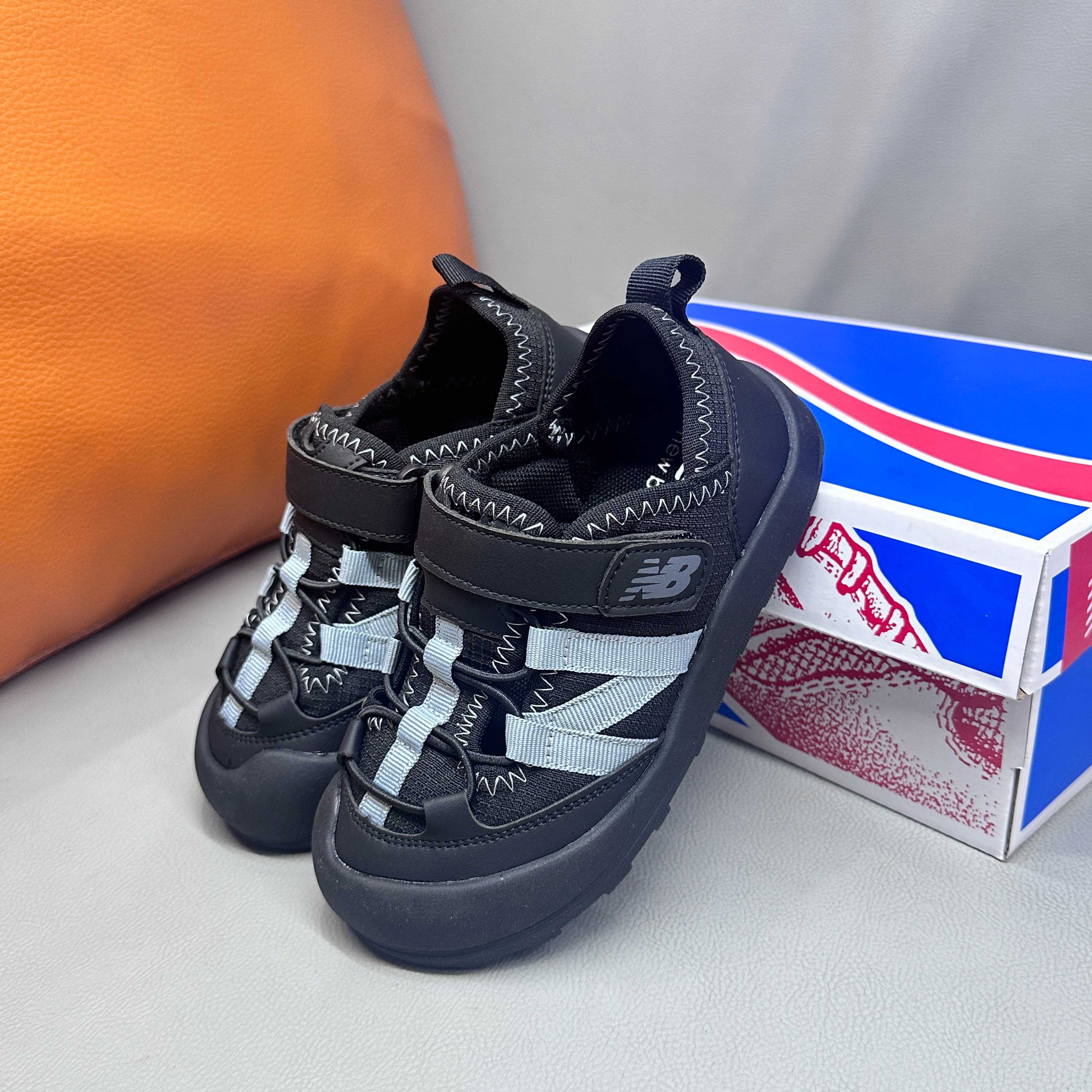 图片[4]-🔗 NB3205 魔术贴松紧带儿童溯溪软底儿童沙滩凉鞋透气网孔 🦶尺码：23-37码 🌟\”夏日必备！👶 NB3205 凉鞋的新魔法✨：踩沙不止乐趣，舒适度MAX !\”👣 🧦这双NB3205儿童凉鞋💖不仅设计时尚，还超级贴心哦！🌟它们采用了超方便的魔术贴设计，让小脚丫穿脱自如，就像变魔术一样快手快脚！快手快手✨ 🏖️想象一下，炎炎夏日，孩子们在金色沙滩上自由奔跑，每一步都留下快乐的脚印。👣这款凉鞋的露趾设计，让小脚丫随时感受海风的轻拂，清凉一夏，无拘无束！🌬️ 👣而且，它们的软底设计超级亲肤，走路如走在云端，无论是嬉戏玩耍还是海边漫步，都能给小脚丫最温柔的呵护。棉花糖般的舒适体验，你值得拥有！棉花糖棉花糖🍦-选品中心