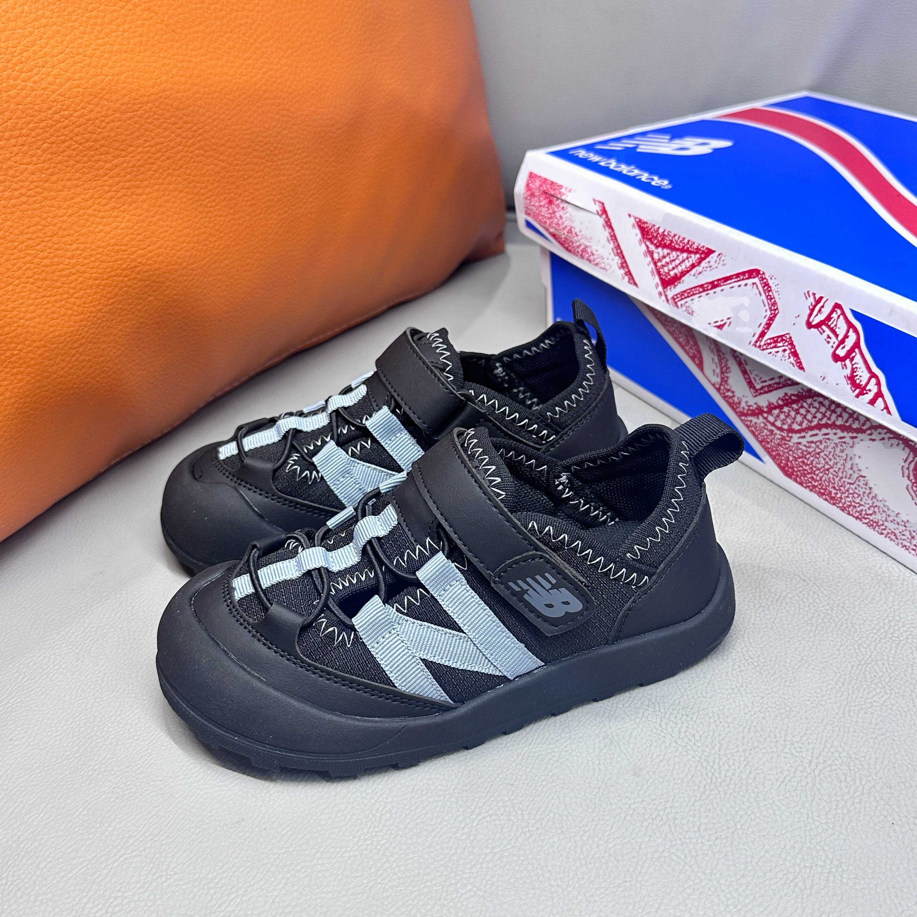 🔗 NB3205 魔术贴松紧带儿童溯溪软底儿童沙滩凉鞋透气网孔 🦶尺码：23-37码 🌟\”夏日必备！👶 NB3205 凉鞋的新魔法✨：踩沙不止乐趣，舒适度MAX !\”👣 🧦这双NB3205儿童凉鞋💖不仅设计时尚，还超级贴心哦！🌟它们采用了超方便的魔术贴设计，让小脚丫穿脱自如，就像变魔术一样快手快脚！快手快手✨ 🏖️想象一下，炎炎夏日，孩子们在金色沙滩上自由奔跑，每一步都留下快乐的脚印。👣这款凉鞋的露趾设计，让小脚丫随时感受海风的轻拂，清凉一夏，无拘无束！🌬️ 👣而且，它们的软底设计超级亲肤，走路如走在云端，无论是嬉戏玩耍还是海边漫步，都能给小脚丫最温柔的呵护。棉花糖般的舒适体验，你值得拥有！棉花糖棉花糖🍦-选品中心