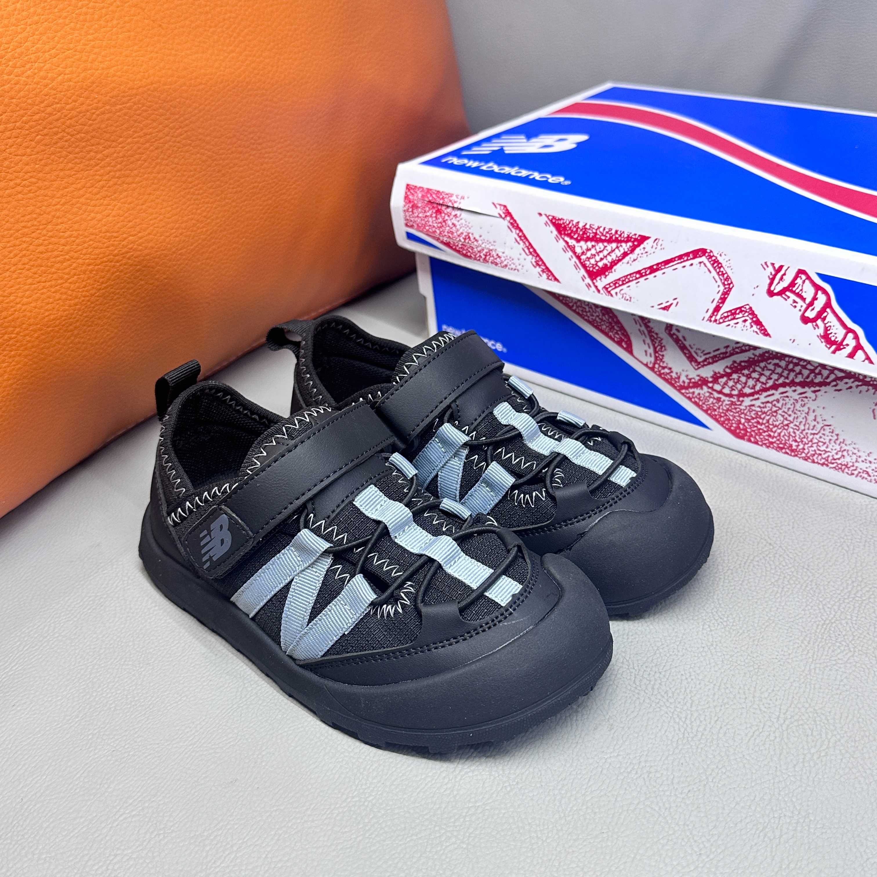 图片[2]-🔗 NB3205 魔术贴松紧带儿童溯溪软底儿童沙滩凉鞋透气网孔 🦶尺码：23-37码 🌟\”夏日必备！👶 NB3205 凉鞋的新魔法✨：踩沙不止乐趣，舒适度MAX !\”👣 🧦这双NB3205儿童凉鞋💖不仅设计时尚，还超级贴心哦！🌟它们采用了超方便的魔术贴设计，让小脚丫穿脱自如，就像变魔术一样快手快脚！快手快手✨ 🏖️想象一下，炎炎夏日，孩子们在金色沙滩上自由奔跑，每一步都留下快乐的脚印。👣这款凉鞋的露趾设计，让小脚丫随时感受海风的轻拂，清凉一夏，无拘无束！🌬️ 👣而且，它们的软底设计超级亲肤，走路如走在云端，无论是嬉戏玩耍还是海边漫步，都能给小脚丫最温柔的呵护。棉花糖般的舒适体验，你值得拥有！棉花糖棉花糖🍦-选品中心