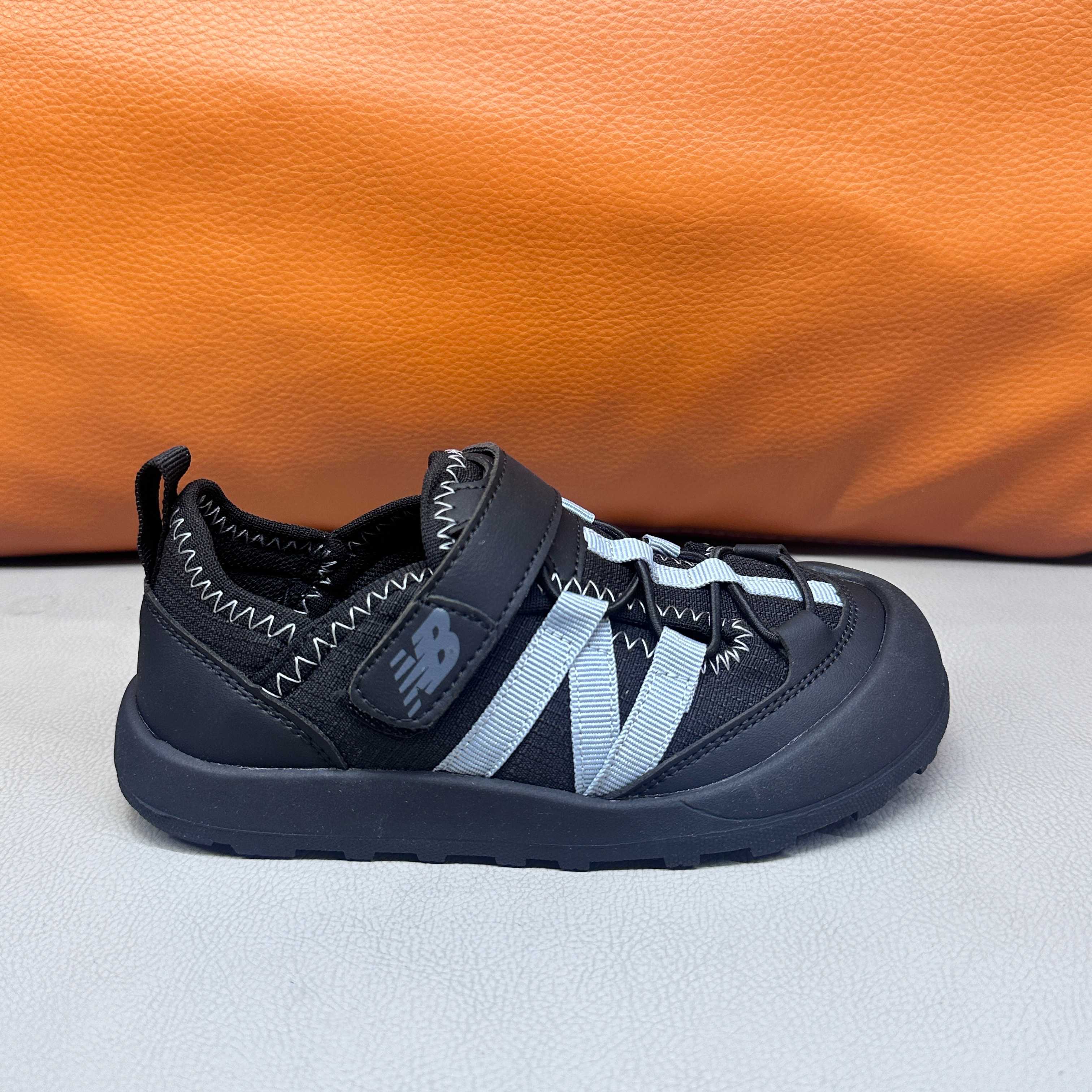 图片[5]-🔗 NB3205 魔术贴松紧带儿童溯溪软底儿童沙滩凉鞋透气网孔 🦶尺码：23-37码 🌟\”夏日必备！👶 NB3205 凉鞋的新魔法✨：踩沙不止乐趣，舒适度MAX !\”👣 🧦这双NB3205儿童凉鞋💖不仅设计时尚，还超级贴心哦！🌟它们采用了超方便的魔术贴设计，让小脚丫穿脱自如，就像变魔术一样快手快脚！快手快手✨ 🏖️想象一下，炎炎夏日，孩子们在金色沙滩上自由奔跑，每一步都留下快乐的脚印。👣这款凉鞋的露趾设计，让小脚丫随时感受海风的轻拂，清凉一夏，无拘无束！🌬️ 👣而且，它们的软底设计超级亲肤，走路如走在云端，无论是嬉戏玩耍还是海边漫步，都能给小脚丫最温柔的呵护。棉花糖般的舒适体验，你值得拥有！棉花糖棉花糖🍦-选品中心