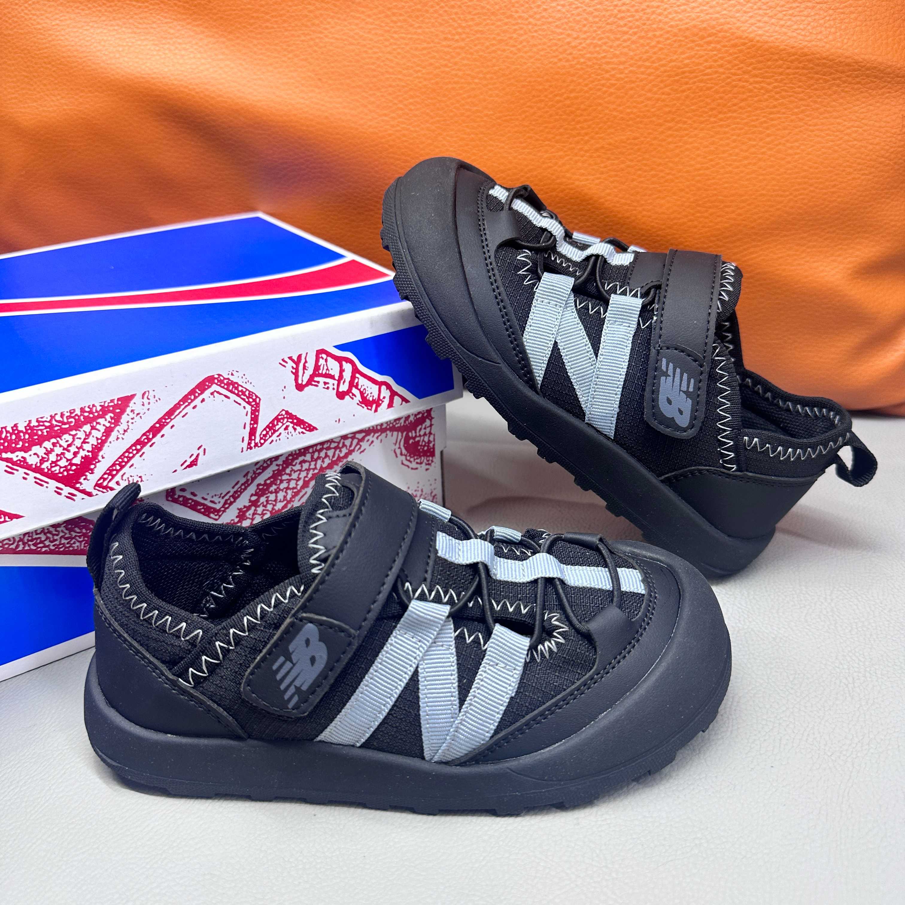 图片[7]-🔗 NB3205 魔术贴松紧带儿童溯溪软底儿童沙滩凉鞋透气网孔 🦶尺码：23-37码 🌟\”夏日必备！👶 NB3205 凉鞋的新魔法✨：踩沙不止乐趣，舒适度MAX !\”👣 🧦这双NB3205儿童凉鞋💖不仅设计时尚，还超级贴心哦！🌟它们采用了超方便的魔术贴设计，让小脚丫穿脱自如，就像变魔术一样快手快脚！快手快手✨ 🏖️想象一下，炎炎夏日，孩子们在金色沙滩上自由奔跑，每一步都留下快乐的脚印。👣这款凉鞋的露趾设计，让小脚丫随时感受海风的轻拂，清凉一夏，无拘无束！🌬️ 👣而且，它们的软底设计超级亲肤，走路如走在云端，无论是嬉戏玩耍还是海边漫步，都能给小脚丫最温柔的呵护。棉花糖般的舒适体验，你值得拥有！棉花糖棉花糖🍦-选品中心