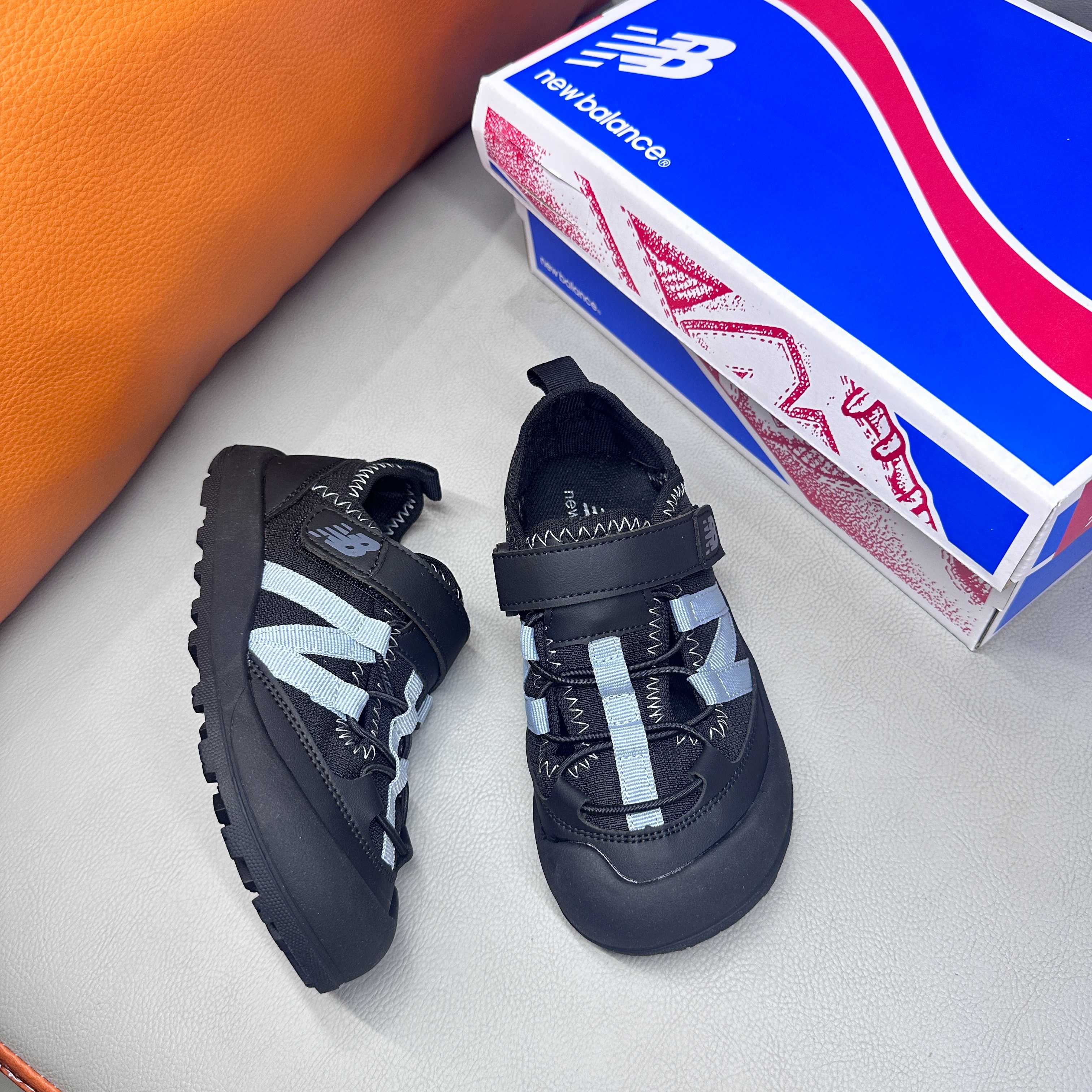 图片[8]-🔗 NB3205 魔术贴松紧带儿童溯溪软底儿童沙滩凉鞋透气网孔 🦶尺码：23-37码 🌟\”夏日必备！👶 NB3205 凉鞋的新魔法✨：踩沙不止乐趣，舒适度MAX !\”👣 🧦这双NB3205儿童凉鞋💖不仅设计时尚，还超级贴心哦！🌟它们采用了超方便的魔术贴设计，让小脚丫穿脱自如，就像变魔术一样快手快脚！快手快手✨ 🏖️想象一下，炎炎夏日，孩子们在金色沙滩上自由奔跑，每一步都留下快乐的脚印。👣这款凉鞋的露趾设计，让小脚丫随时感受海风的轻拂，清凉一夏，无拘无束！🌬️ 👣而且，它们的软底设计超级亲肤，走路如走在云端，无论是嬉戏玩耍还是海边漫步，都能给小脚丫最温柔的呵护。棉花糖般的舒适体验，你值得拥有！棉花糖棉花糖🍦-选品中心